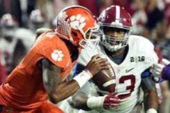 Jan 11, 2016; Glendale, AZ, USA; Clemson Tigers quarterback Deshaun Watson (4) is pressured by Alabama Crimson Tide defensive lineman Jonathan Allen (93) in the first quarter in the 2016 CFP National Championship at University of Phoenix Stadium. Mandator
