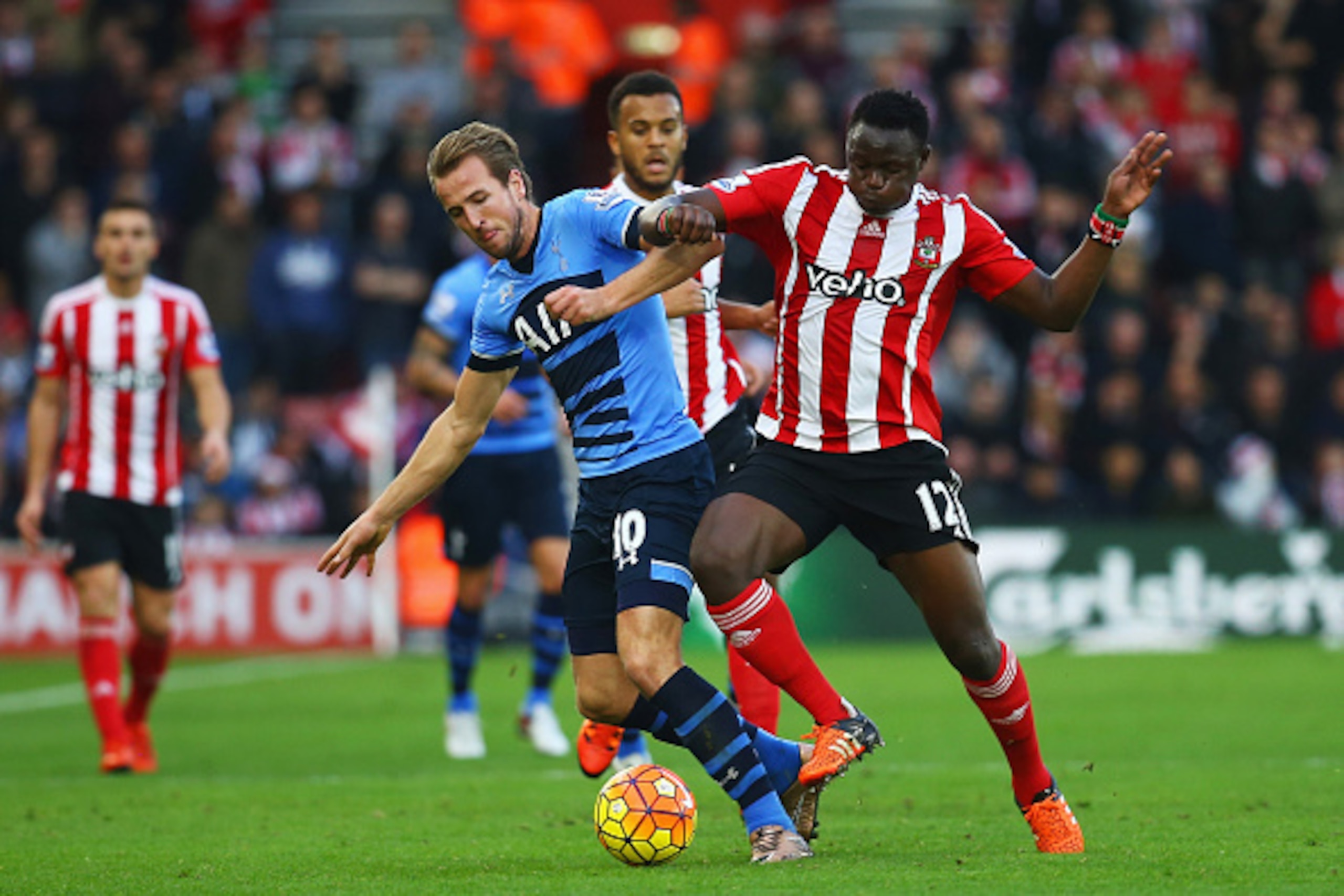 SOUTHAMPTON, ENGLAND - DECEMBER 19:  Victor Wanyama of Southampton battles with Harry Kane of Tottenham Hotspur during the Barclays Premier League match between Southampton and Tottenham Hotspur at St Mary's Stadium on December 19, 2015 in Southampton, En