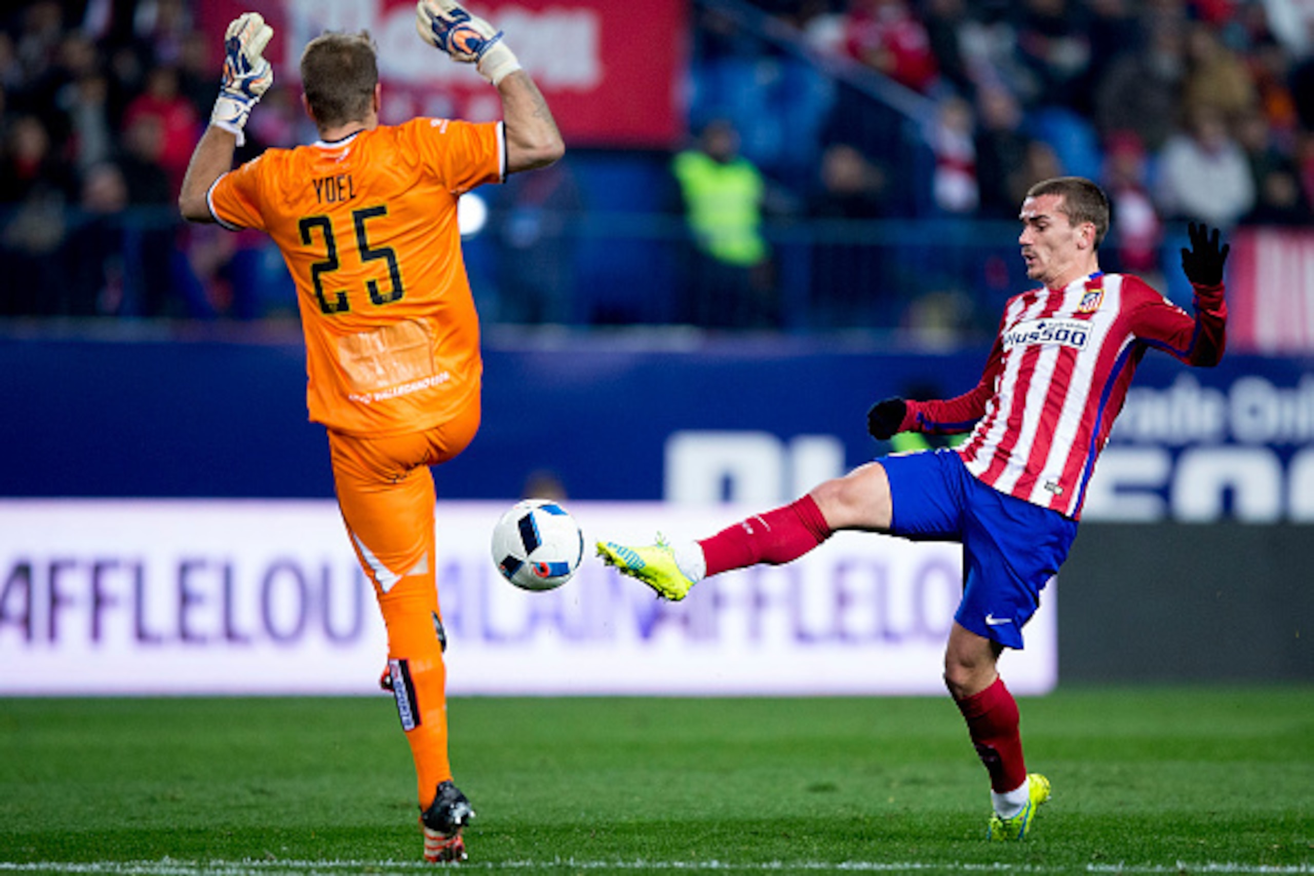 MADRID, SPAIN - JANUARY 14:  Antoine Griezmann (R) of Atletico de Madrid competes for the ball with goalkeeper Yoel Rodriguez (L) of Rayo Vallecano de Madrid to score during the Copa del Rey Round of 16 second leg match between Club Atletico Madrid and Ra