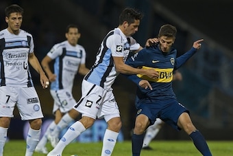 Belgrano's midfielder Lucas Parodi (C) vies for the ball with Boca Juniors' midfielder Rodrigo Bentancur (R) during their Argentina First Division football match at Mario Alberto Kempes stadium in Cordoba, Argentina, on July 26, 2015. AFP PHOTO / ALEJANDR