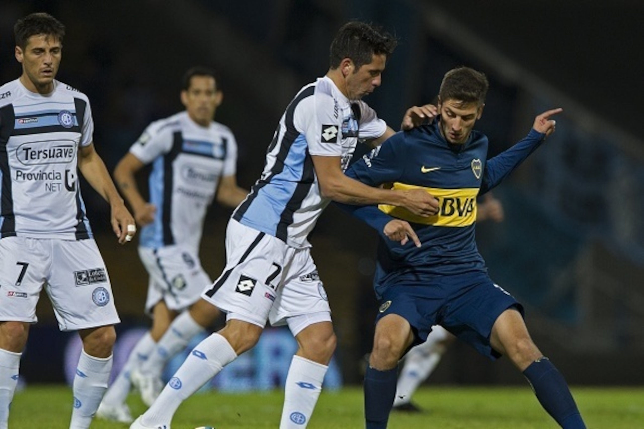 Belgrano's midfielder Lucas Parodi (C) vies for the ball with Boca Juniors' midfielder Rodrigo Bentancur (R) during their Argentina First Division football match at Mario Alberto Kempes stadium in Cordoba, Argentina, on July 26, 2015. AFP PHOTO / ALEJANDR
