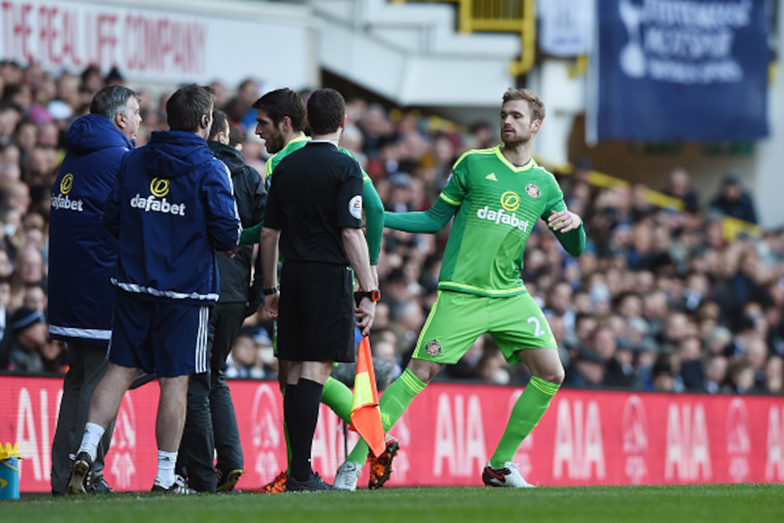 LONDON, ENGLAND - JANUARY 16: New signing Jan Kirchhoff of Sunderland is brought in during the Barclays Premier League match between Tottenham Hotspur and Sunderland at White Hart Lane on January 16, 2016 in London, England.  (Photo by Michael Regan/Getty