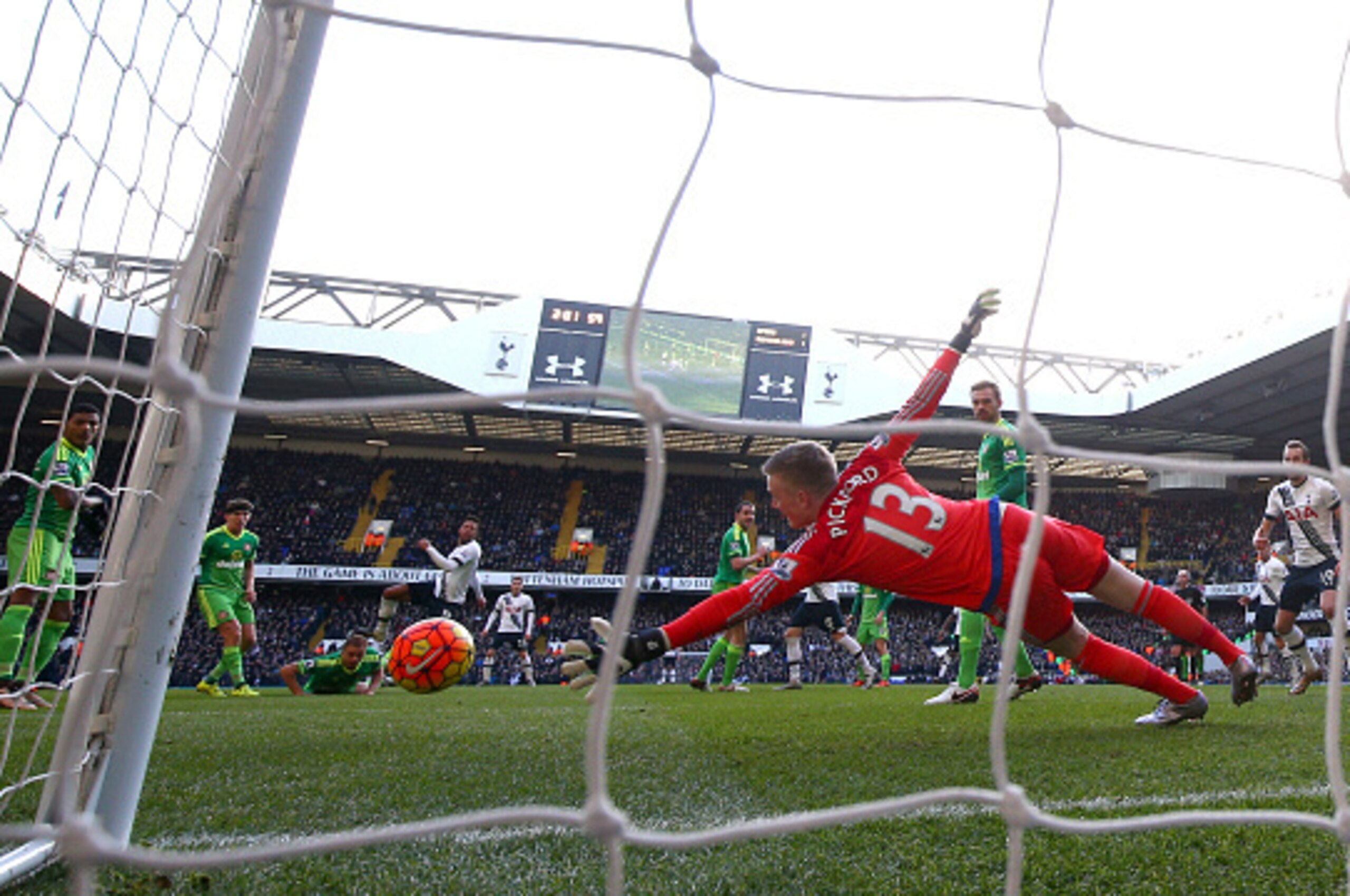 LONDON, ENGLAND - JANUARY 16: Mousa Dembele (4th L) of Tottenham Hotspur scores his team's second goal past Jordan Pickford of Sunderland during the Barclays Premier League match between Tottenham Hotspur and Sunderland at White Hart Lane on January 16, LONDON, ENGLAND - JANUARY 16: Mousa Dembele (4th L) of Tottenham Hotspur scores his team's second goal past Jordan Pickford of Sunderland during the Barclays Premier League match between Tottenham Hotspur and Sunderland at White Hart Lane on January 16,