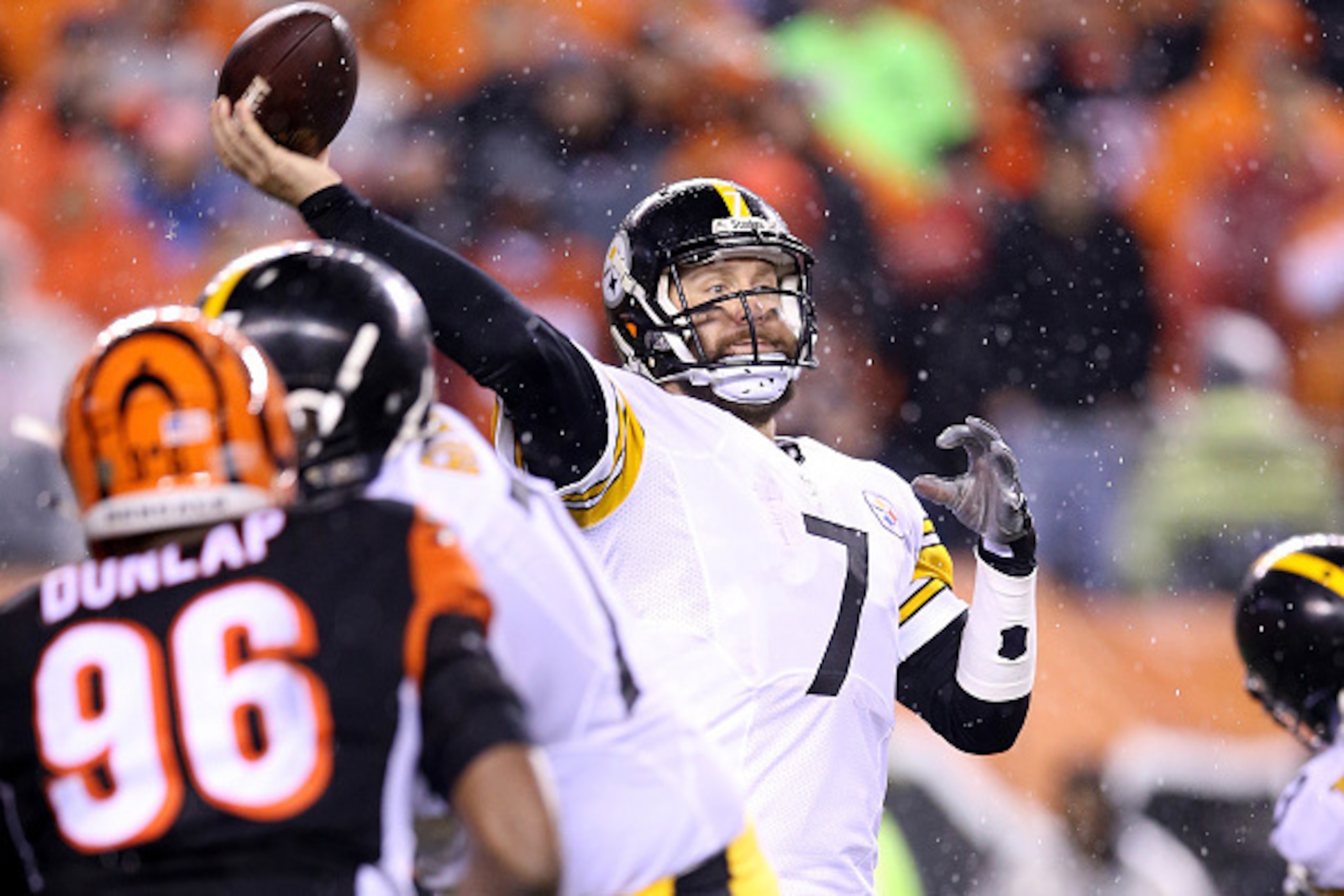 CINCINNATI, OH - JANUARY 09:  Ben Roethlisberger #7 of the Pittsburg Steelers throws a pass against the Cincinnati Benglas at Paul Brown Stadium on January 9, 2016 in Cincinnati, Ohio.  (Photo by Andy Lyons/Getty Images)