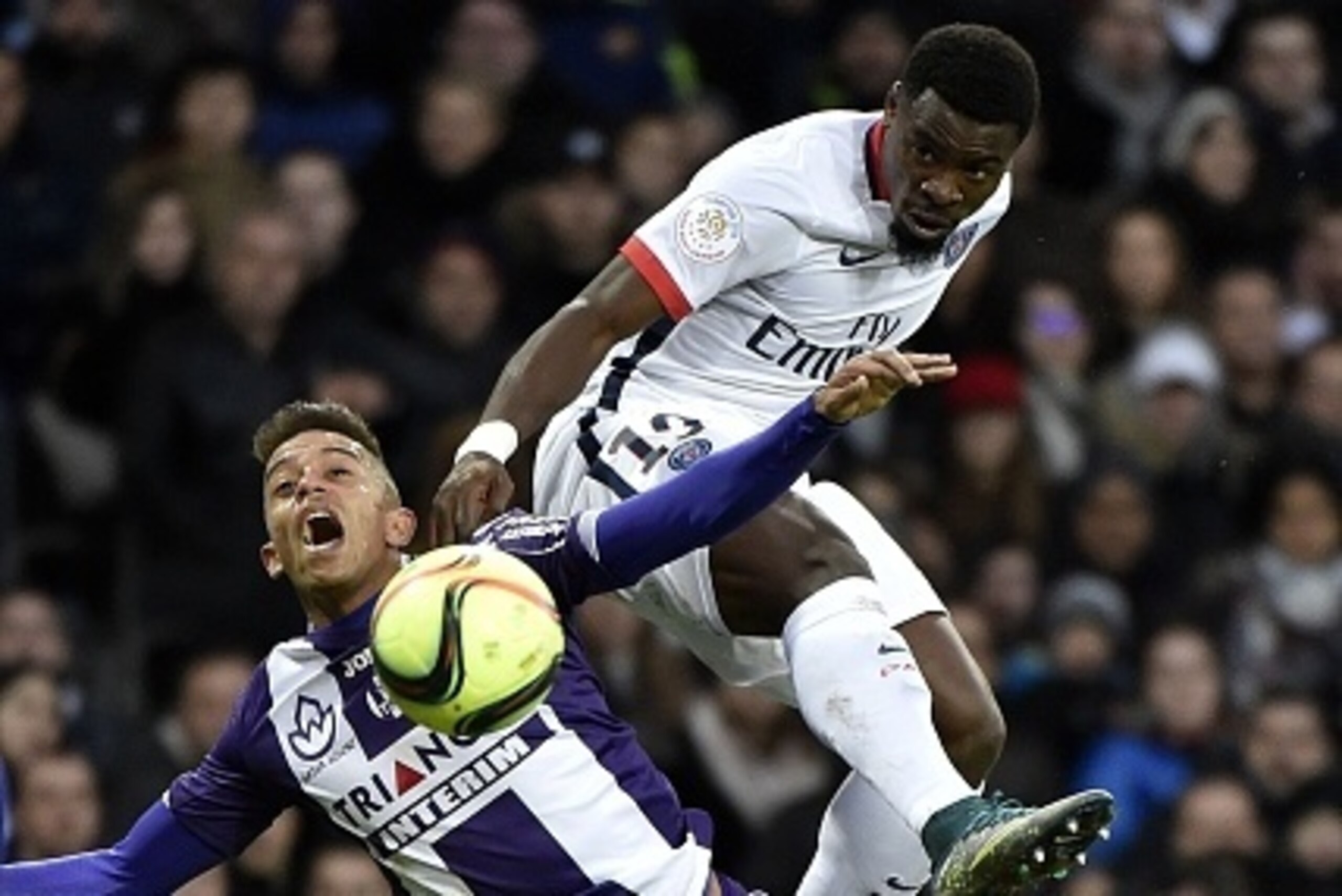 Paris Saint-Germain's defender Serge Aurier (R) vies with Toulouse's Brazilian defender William Matheus (L) during the French L1 football match Toulouse vs Paris Saint-Germain  on January 16, 2016 at the Municipal stadium in Toulouse.  AFP PHOTO/ PASCAL P