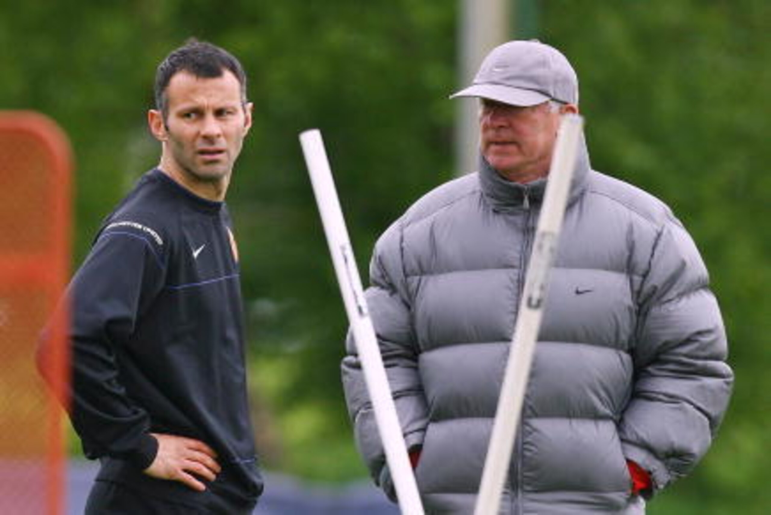 MANCHESTER, ENGLAND - MAY 04:  Ryan Giggs of Manchester United talks with Sir Alex Ferguson the manager of Manchester United during a training session at the Carrington Training Complex on May 4, 2009 in Manchester, England.  (Photo by Alex Livesey/Getty 