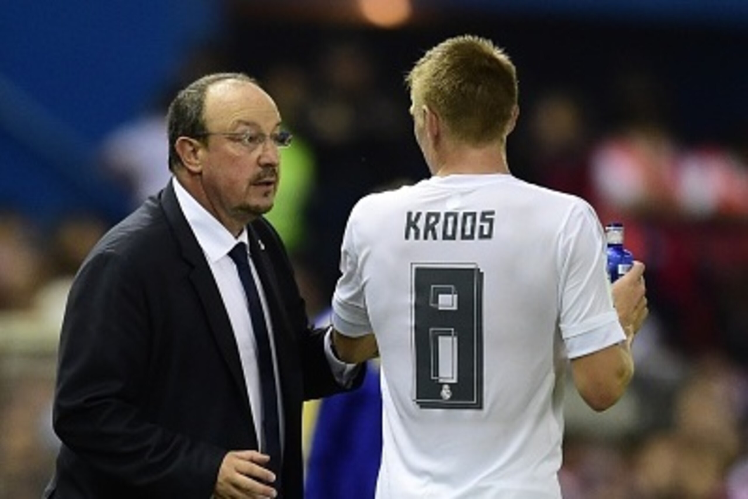 Real Madrid's coach Rafael Benitez (L) speaks with Real Madrid's German midfielder Toni Kroos during the Spanish league football match Club Atletico de Madrid vs Real Madrid CF at the Vicente Calderon stadium in Madrid on October 4, 2015.   AFP PHOTO/ JAV