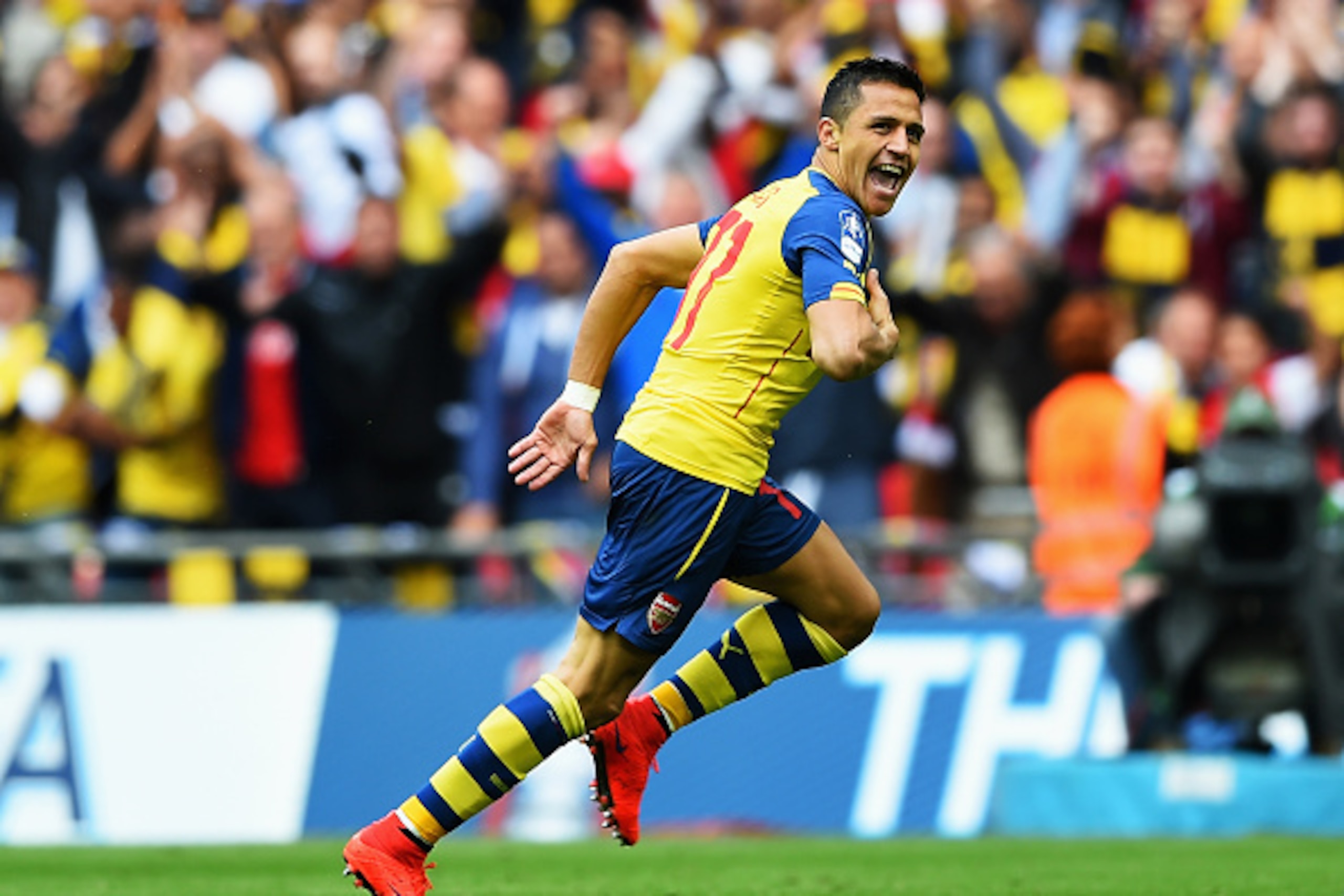 LONDON, ENGLAND - MAY 30:  Alexis Sanchez of Arsenal celebrates scoring their second goal during the FA Cup Final between Aston Villa and Arsenal at Wembley Stadium on May 30, 2015 in London, England.  (Photo by Shaun Botterill/Getty Images)