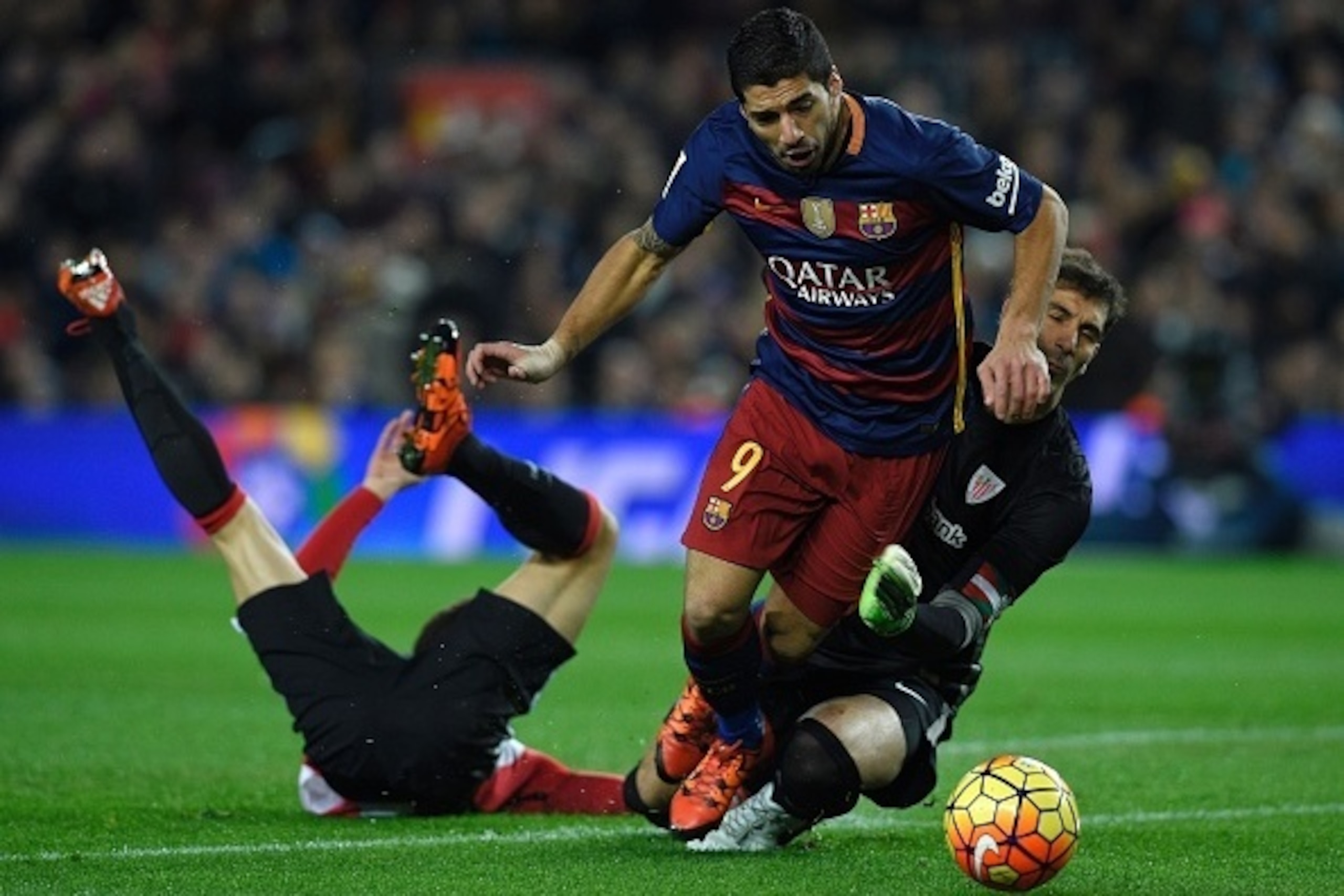 Barcelona's Uruguayan forward Luis Suarez (R) vies with Athletic Bilbao's goalkeeper Gorka Iraizoz during the Spanish league football match FC Barcelona vs Athletic Club Bilbao at the Camp Nou stadium in Barcelona on January 17, 2016. AFP PHOTO/ LLUIS GEN