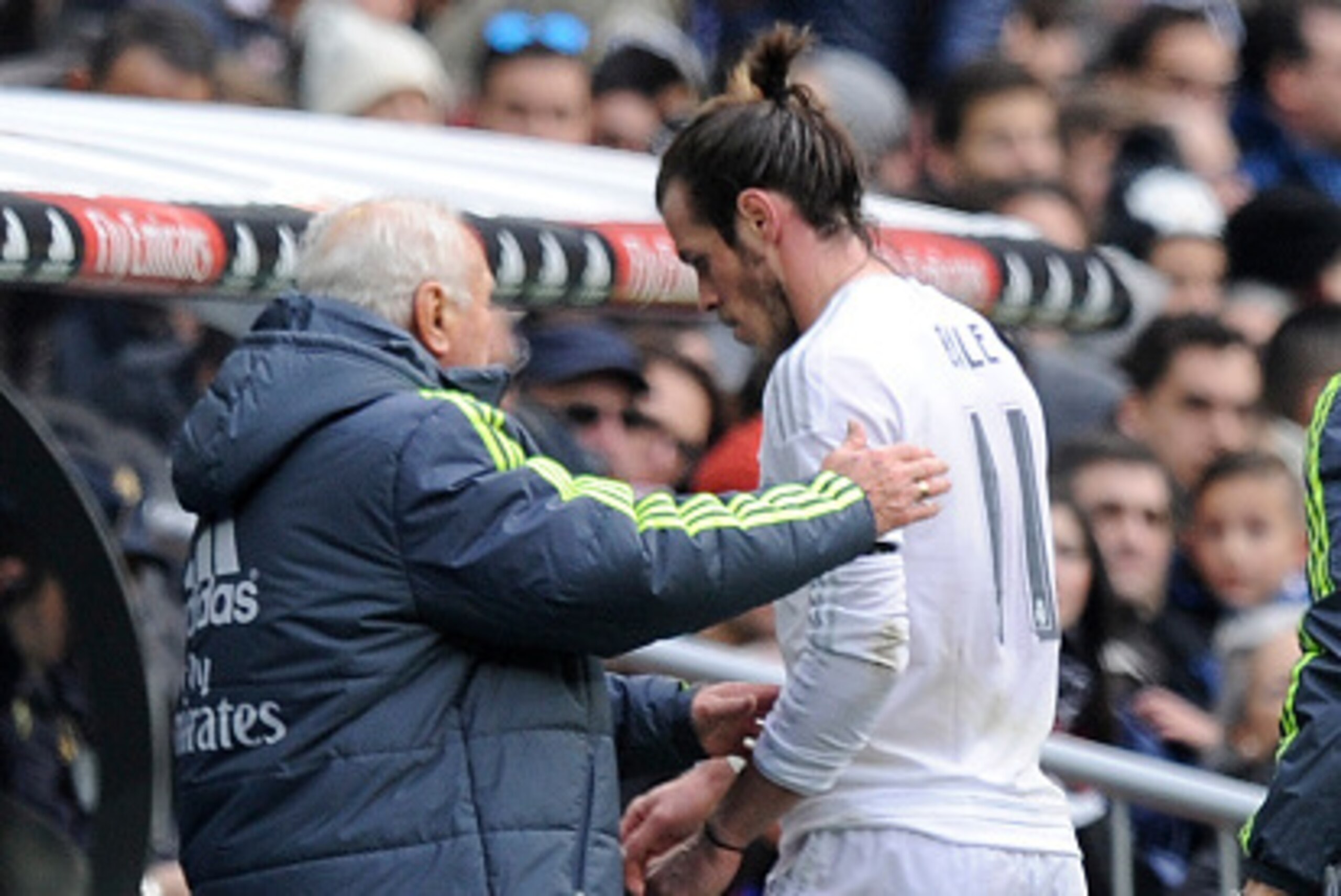MADRID, SPAIN - JANUARY 17:  Gareth Bale of Real Madrid leaves the pitch injured during the La Liga match between Real Madrid CF and Sporting Gijon at Estadio Santiago Bernabeu on January 17, 2016 in Madrid, Spain.  (Photo by Denis Doyle/Getty Images)