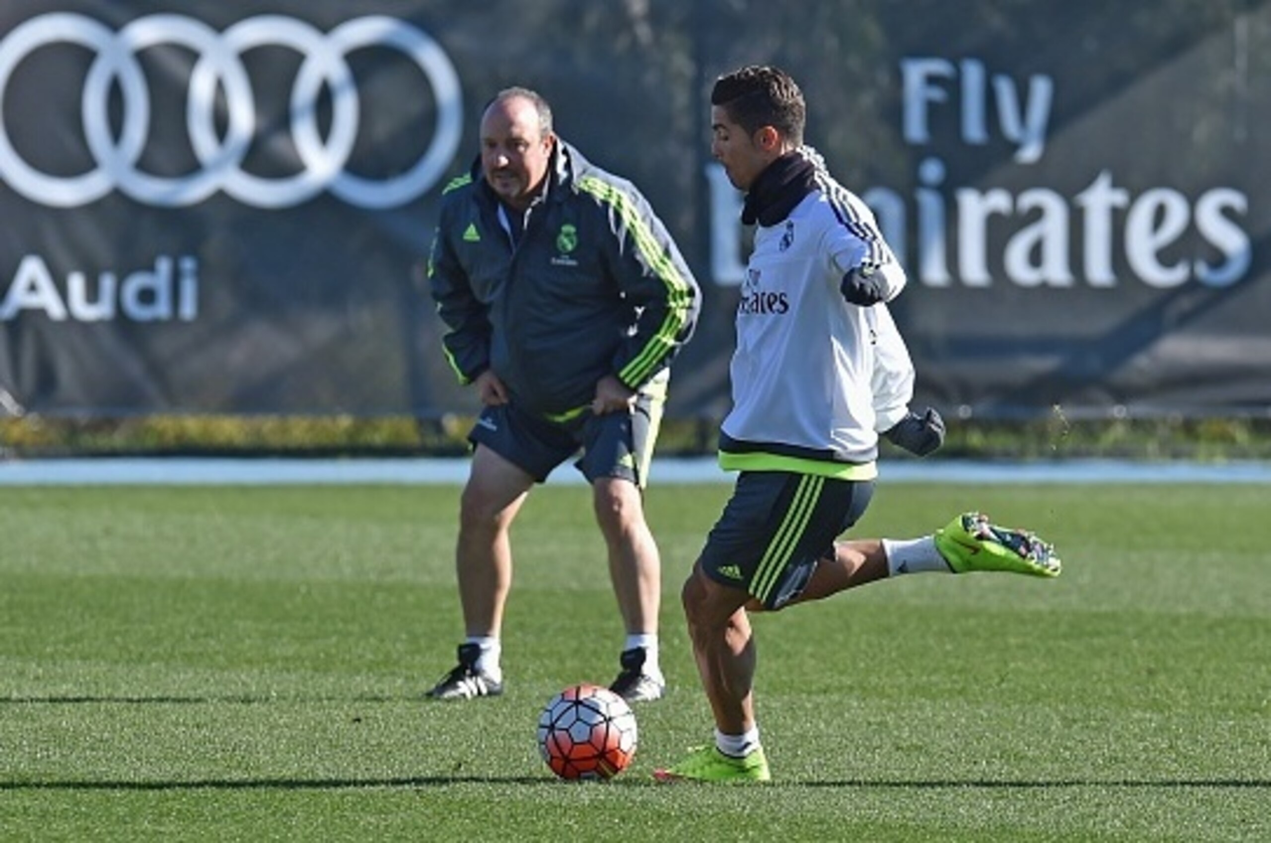 Real Madrid's coach Rafa Benitez (L) watches forward Cristiano Ronaldo (R) during a team training session during the International Champions Cup tournament in Melbourne on July 20, 2015. AFP PHOTO / Paul CROCK -- IMAGE RESTRICTED TO EDITORIAL USE - STRICT