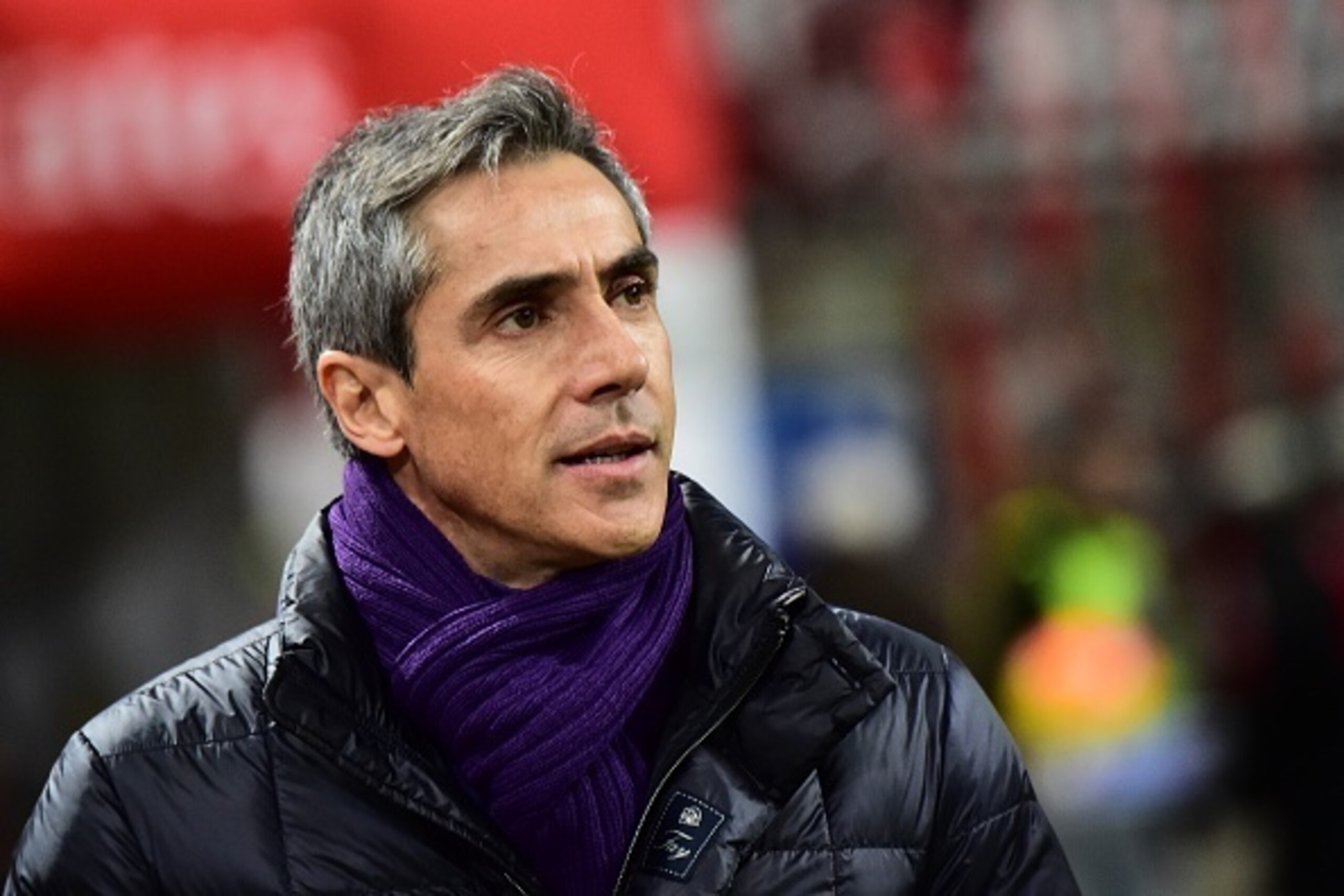 Fiorentina's coach from Portugal Paulo Sousa looks on before the Serie A football match between AC Milan and Fiorentina at San Siro Stadium in Milan on January 17, 2016. / AFP / GIUSEPPE CACACE        (Photo credit should read GIUSEPPE CACACE/AFP/Getty Im