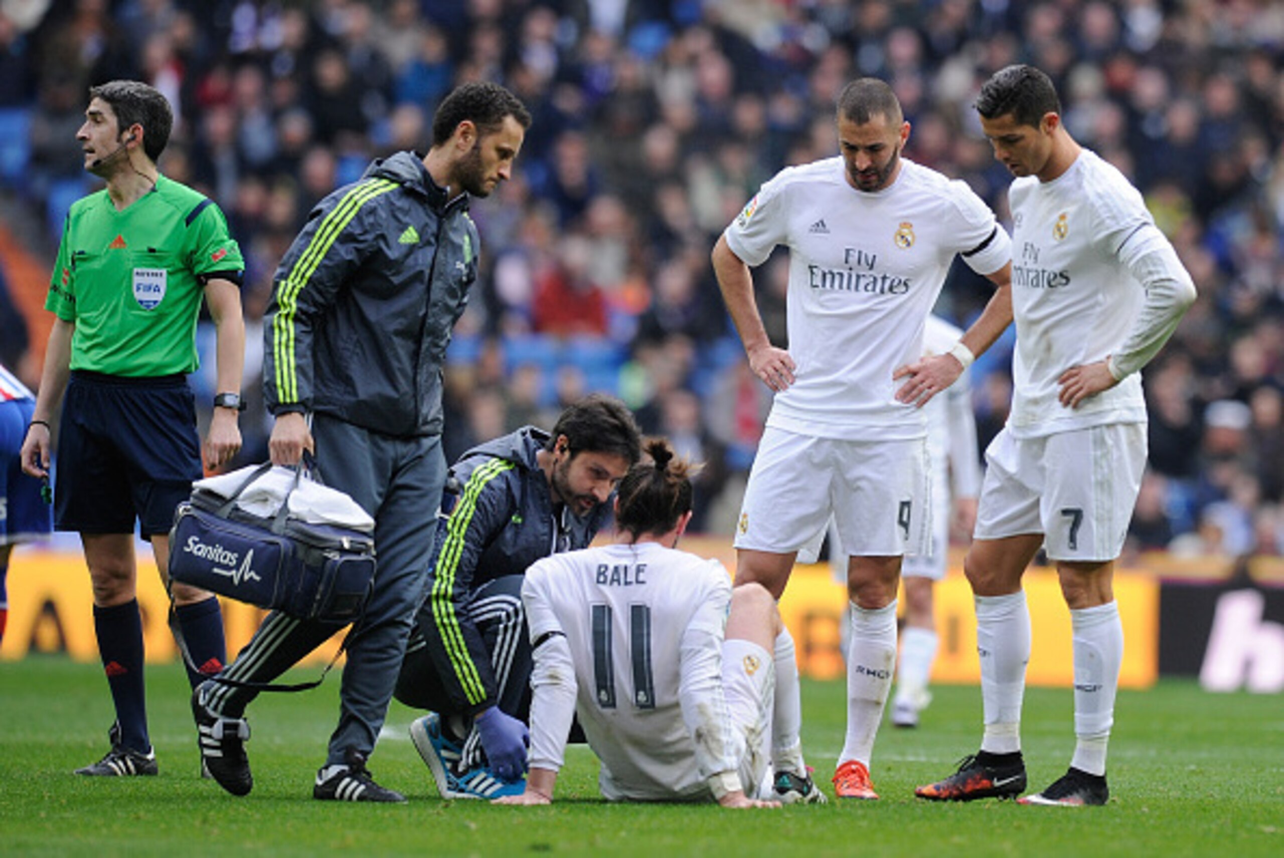 MADRID, SPAIN - JANUARY 17:  Gareth Bale of Real Madrid lies injured beside Cristiano Ronaldo and Karim Benzema during the La Liga match between Real Madrid CF and Sporting Gijon at Estadio Santiago Bernabeu on January 17, 2016 in Madrid, Spain.  (Photo b