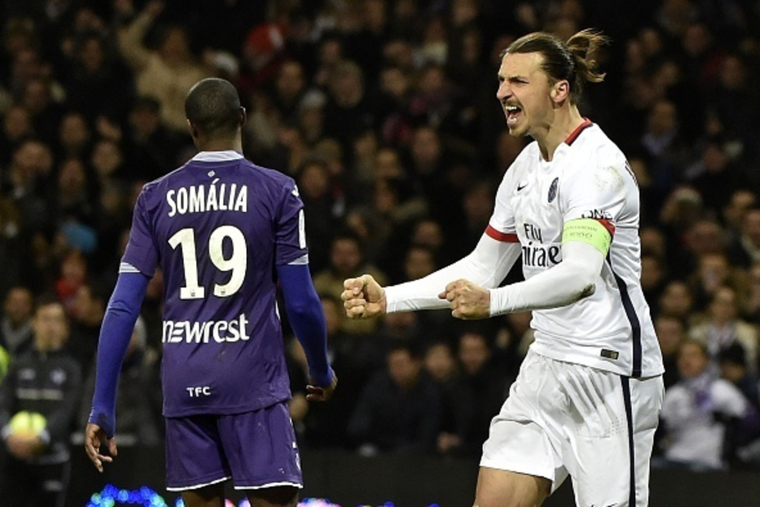Paris Saint-Germain's Swedish forward Zlatan Ibrahimovic (R) celebrqtes after scoring a goal during the French L1 football match Toulouse vs Paris Saint-Germain  on January 16, 2016 at the Municipal stadium in Toulouse.  AFP PHOTO/ PASCAL PAVANI / AFP / P