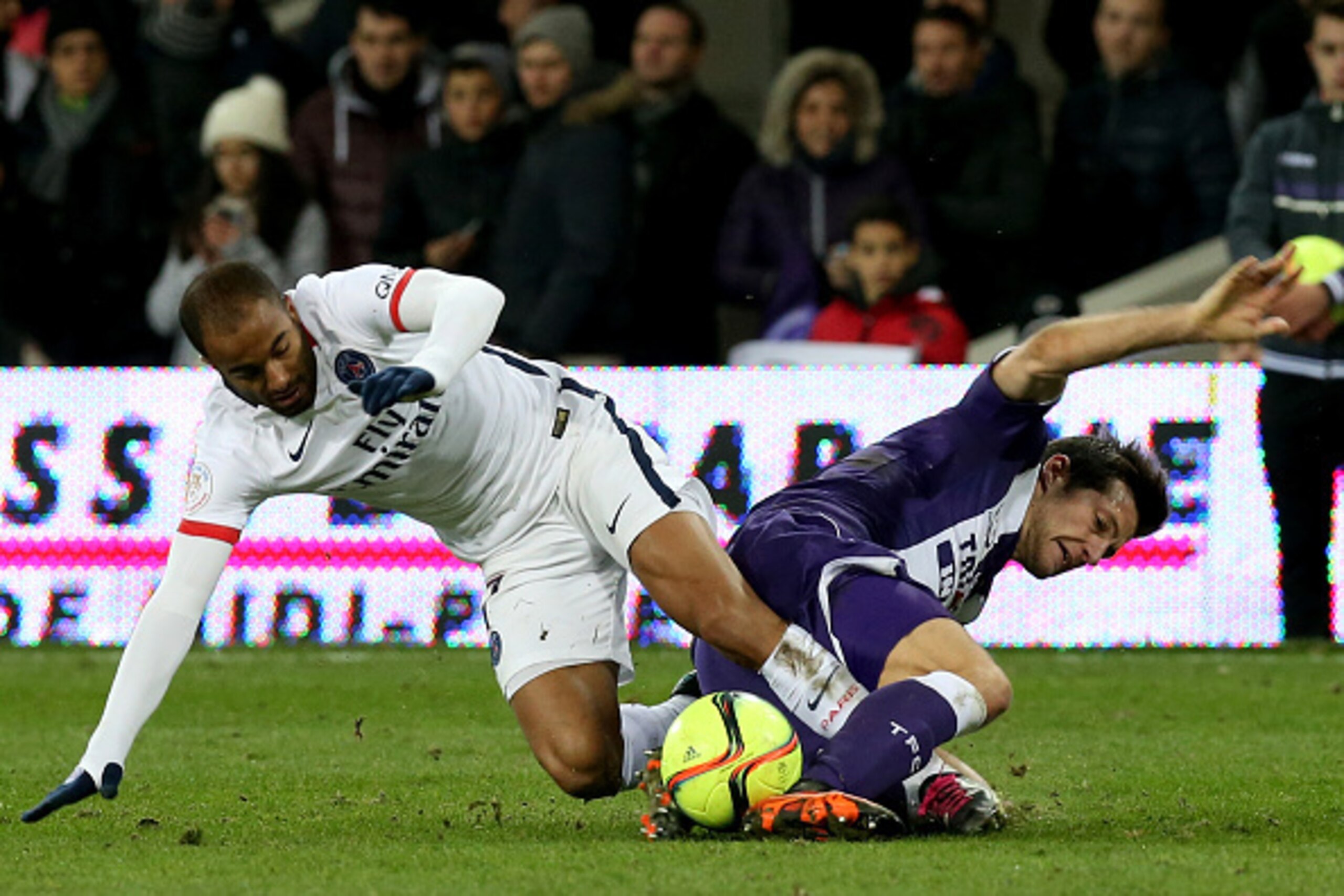 TOULOUSE, FRANCE - JANUARY 16: Lucas Moura (L) for Paris Saint Germain battle for the ball with Uros Spajic for Toulouse FC during the French Ligue 1 football match between Toulouse FC and Paris Saint-Germain  at Stadium Municipal on January 16, 2016 in T
