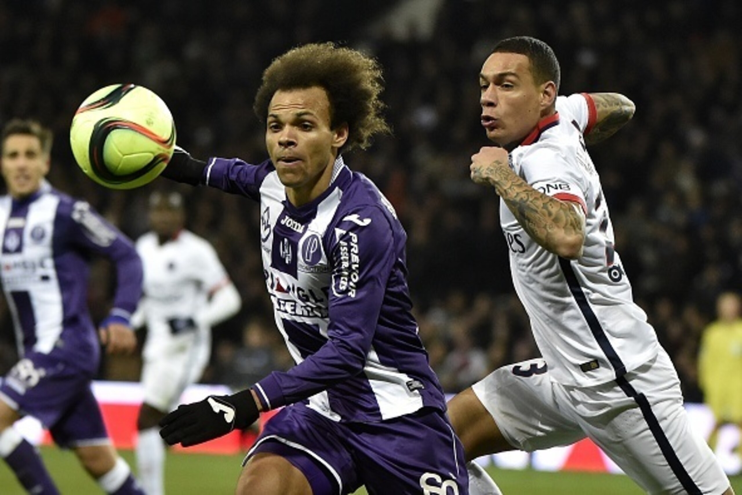 Paris Saint-Germain's Dutch defender Gregory van der Wiel (R) vies with Toulouse's Danish forward Martin Braithwaite  during the French L1 football match Toulouse vs Paris Saint-Germain  on January 16, 2016 at the Municipal stadium in Toulouse.  AFP PHOTO