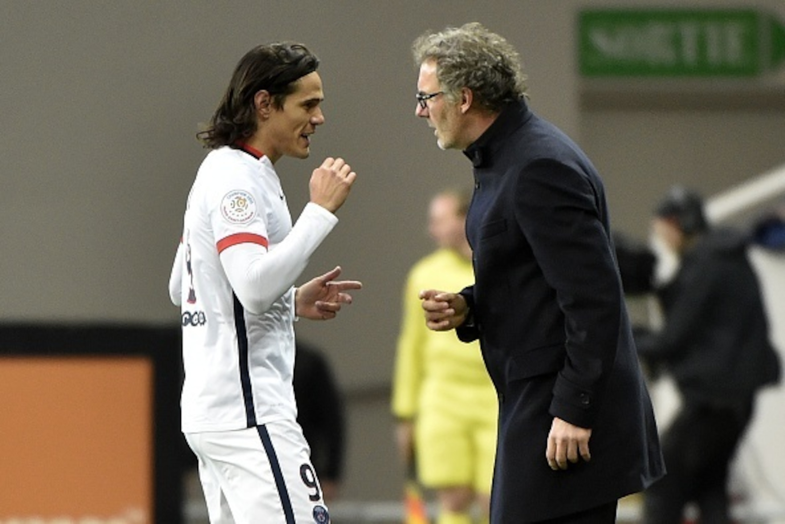 Paris Saint-Germain's French head coach Laurent Blanc (R) speaks with Paris Saint-Germain's Uruguayan forward Edinson Cavani  during the French L1 football match Toulouse vs Paris Saint-Germain  on January 16, 2016 at the Municipal stadium in Toulouse.  A