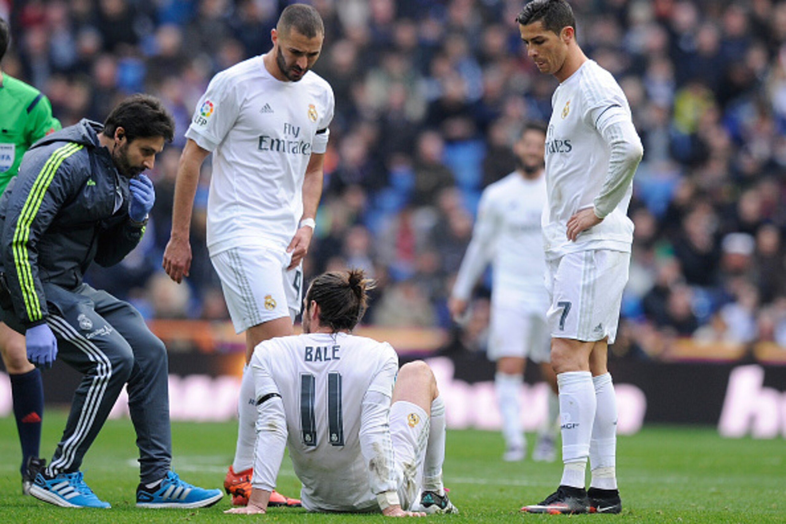 MADRID, SPAIN - JANUARY 17:  Gareth Bale of Real Madrid lies injured beside Cristiano Ronaldo and Karim Benzema during the La Liga match between Real Madrid CF and Sporting Gijon at Estadio Santiago Bernabeu on January 17, 2016 in Madrid, Spain.  (Photo b