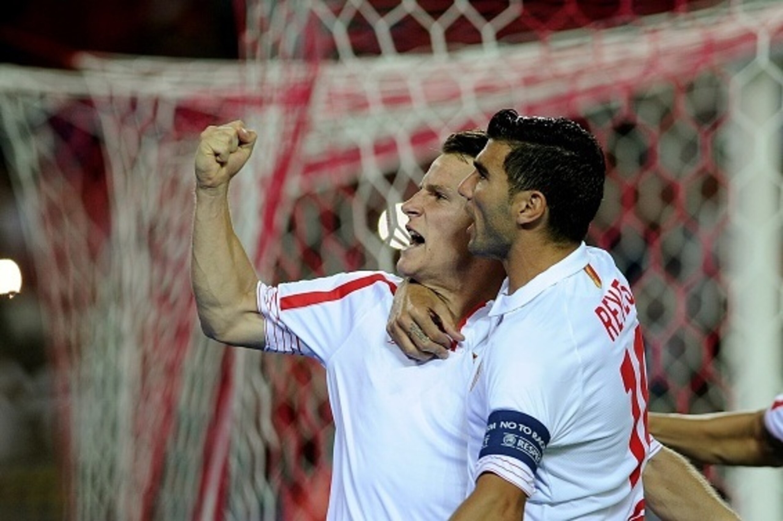 Sevilla's French forward Kevin Gameiro (L) celebrates a goal with Sevilla's Spanish forward Jose Antonio Reyes (R) during the UEFA Champions League group D football match Sevilla FC vs VfL Borussia Moenchengladbach at the Ramon Sanchez Pizjuan stadium in 