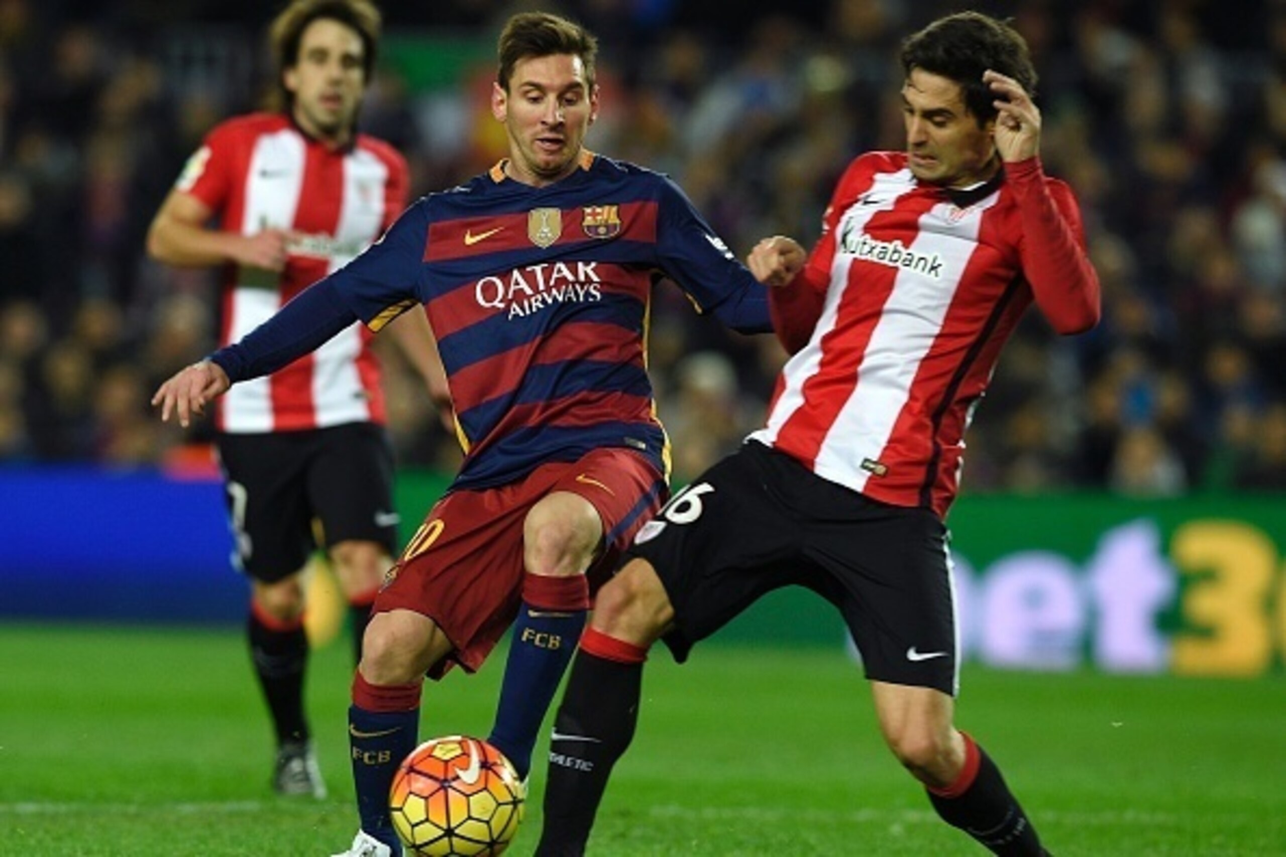 Barcelona's Argentinian forward Lionel Messi (L) vies with Athletic Bilbao's defender Xabier Etxeita during the Spanish league football match FC Barcelona vs Athletic Club Bilbao at the Camp Nou stadium in Barcelona on January 17, 2016.   AFP PHOTO/ LLUIS
