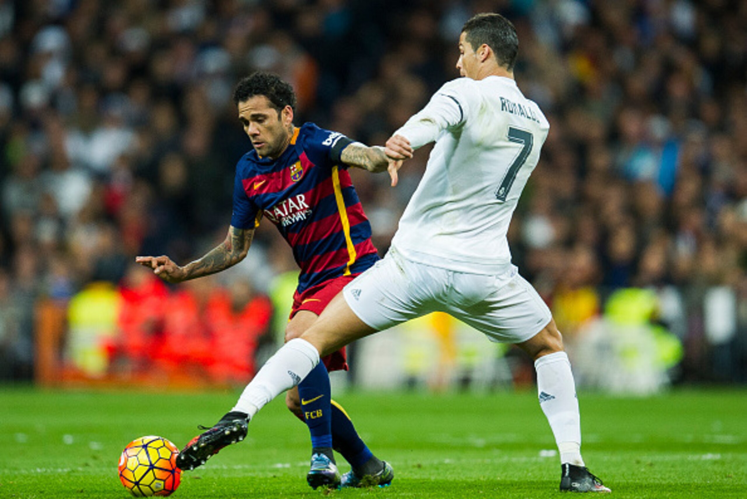 MADRID, SPAIN - NOVEMBER 21: Cristiano Ronaldo of Real Madrid duels for the ball with Dani Alves of Barcelona during the La Liga match between Real Madrid CF and FC Barcelona at Estadio Santiago Bernabeu on November 21, 2015 in Madrid, Spain. (Photo by MADRID, SPAIN - NOVEMBER 21: Cristiano Ronaldo of Real Madrid duels for the ball with Dani Alves of Barcelona during the La Liga match between Real Madrid CF and FC Barcelona at Estadio Santiago Bernabeu on November 21, 2015 in Madrid, Spain. (Photo by