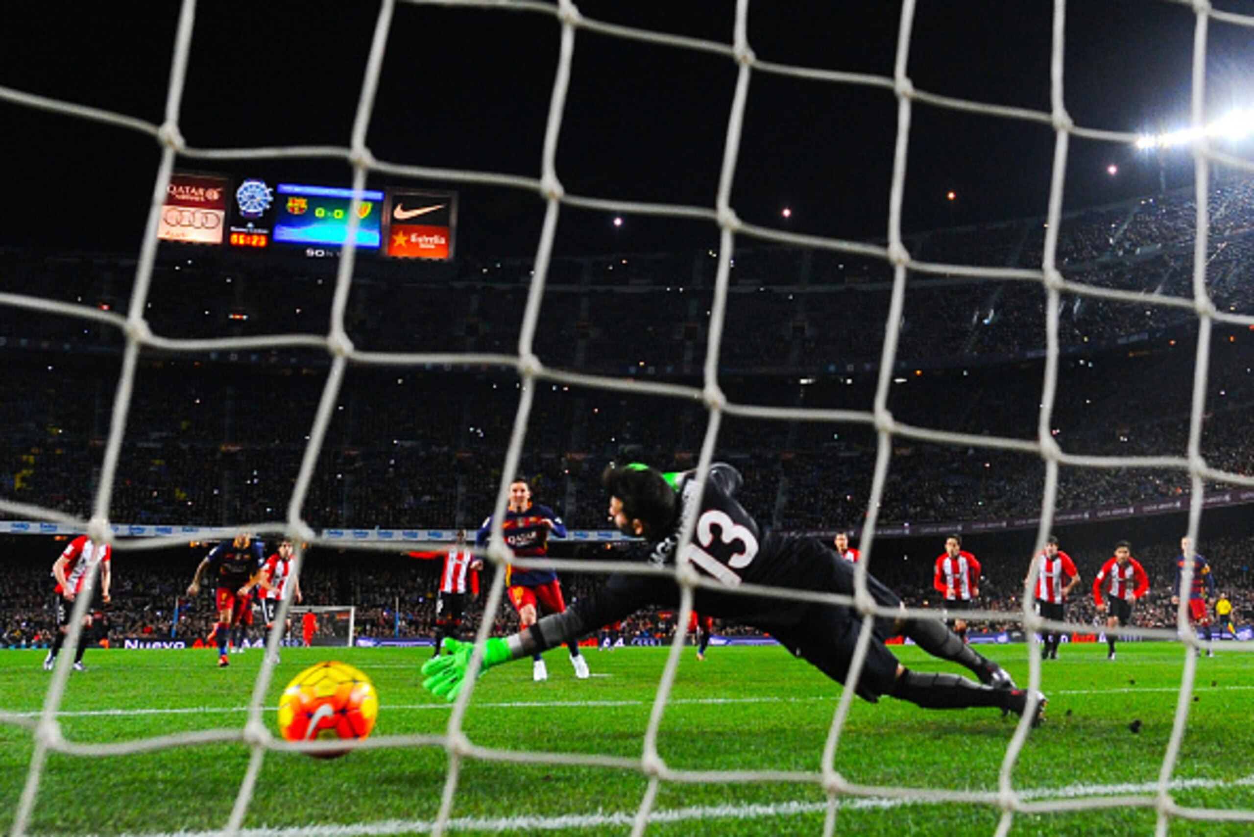 BARCELONA, SPAIN - JANUARY 17:  Lionel Messi of FC Barcelona scores the opening goal from the penalty spot during the La Liga match between FC Barcelona and Athletic Club de Bilbao  at Camp Nou on January 17, 2016 in Barcelona, Spain.  (Photo by David Ram