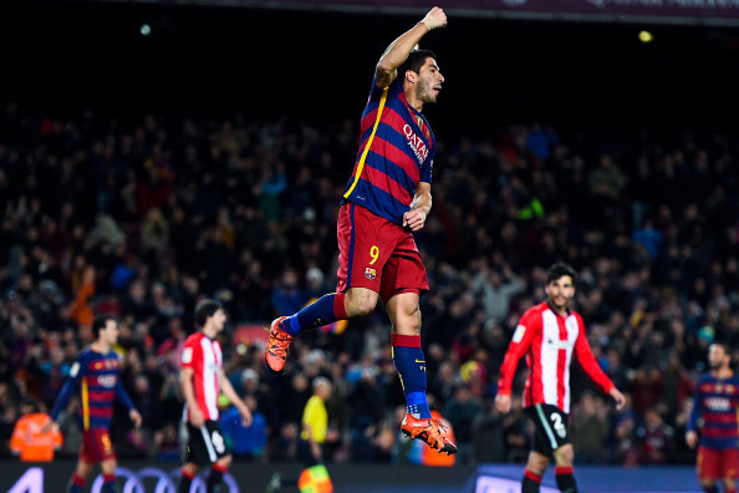 BARCELONA, SPAIN - JANUARY 17:  Luis Suarez of FC Barcelona celebrates after scoring his team's sixth goal during the La Liga match between FC Barcelona and Athletic Club de Bilbao  at Camp Nou on January 17, 2016 in Barcelona, Spain.  (Photo by David Ram