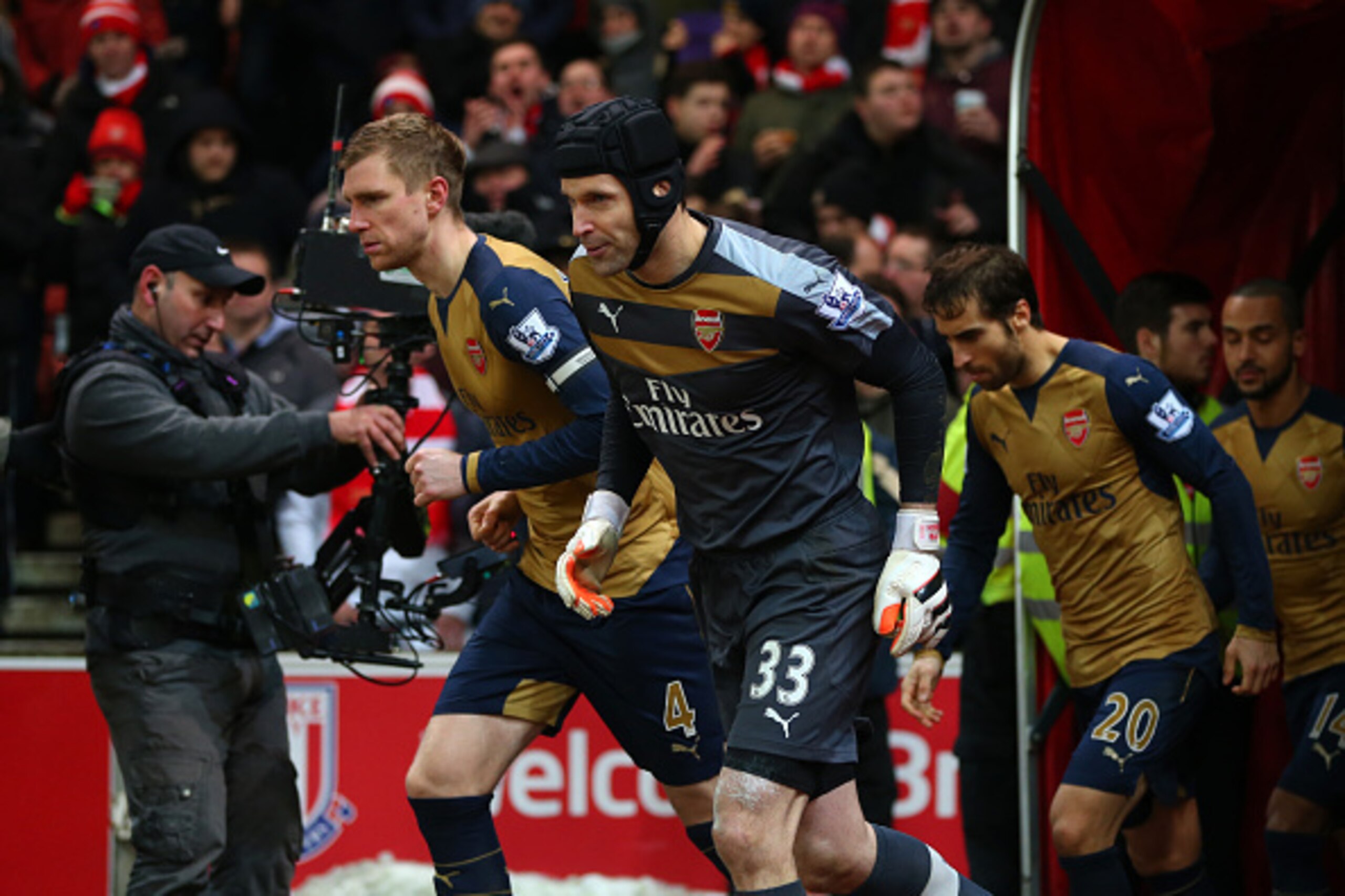 STOKE-ON-TRENT, ENGLAND - JANUARY 17: Petr Cech and Per Mertesacker of Arsenal lead the team out during the Barclays Premier League match between Stoke City and Arsenal at the Britannia Stadium on January 17, 2016 in Stoke-on-Trent, England. (Photo by Cat STOKE-ON-TRENT, ENGLAND - JANUARY 17: Petr Cech and Per Mertesacker of Arsenal lead the team out during the Barclays Premier League match between Stoke City and Arsenal at the Britannia Stadium on January 17, 2016 in Stoke-on-Trent, England. (Photo by Cat