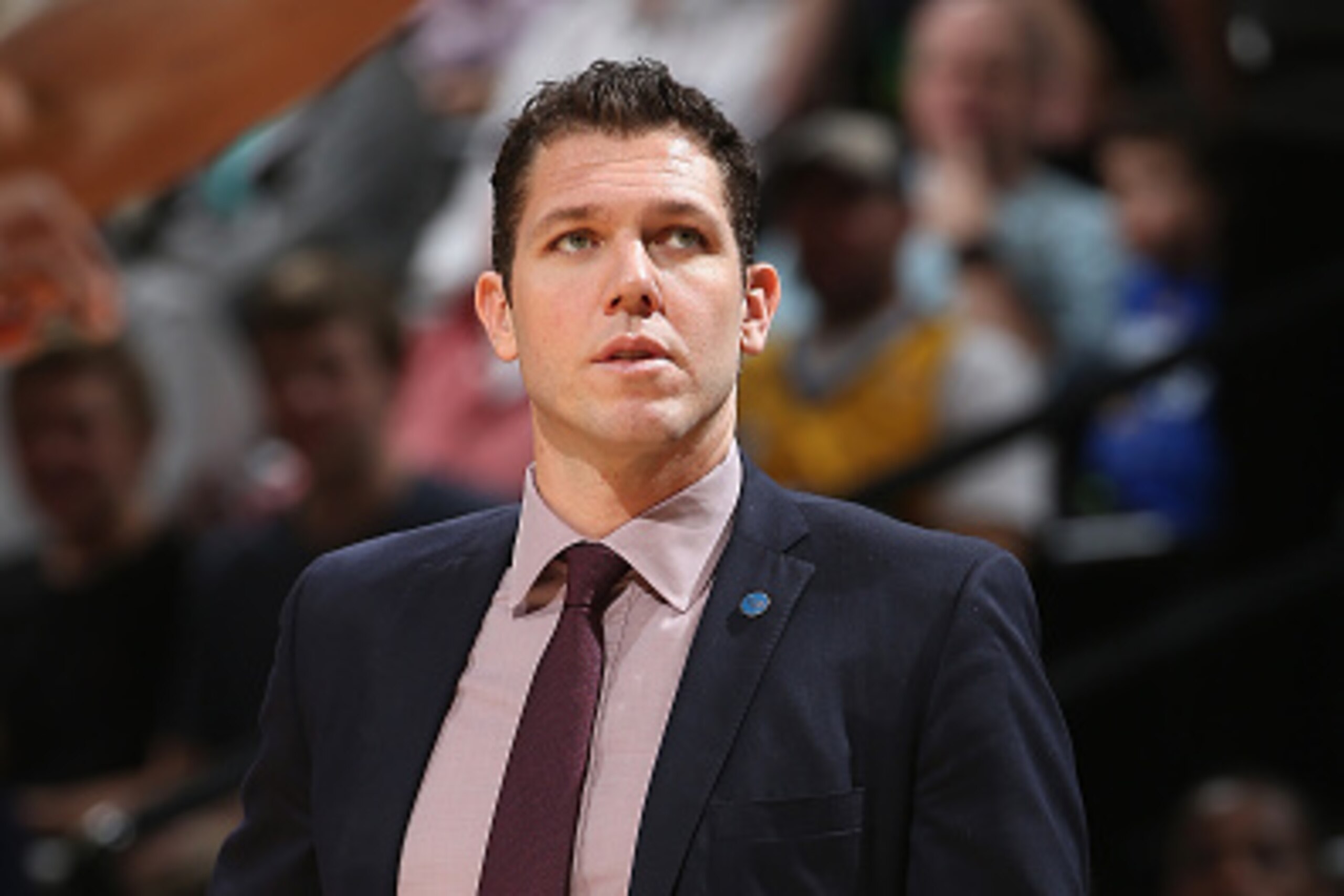 DENVER, CO - JANUARY 13: Interim head coach Luke Walton of the Golden State Warriors leads his team against the Denver Nuggets at Pepsi Center on January 13, 2016 in Denver, Colorado. NOTE TO USER: User expressly acknowledges and agrees that, by download DENVER, CO - JANUARY 13: Interim head coach Luke Walton of the Golden State Warriors leads his team against the Denver Nuggets at Pepsi Center on January 13, 2016 in Denver, Colorado. NOTE TO USER: User expressly acknowledges and agrees that, by download