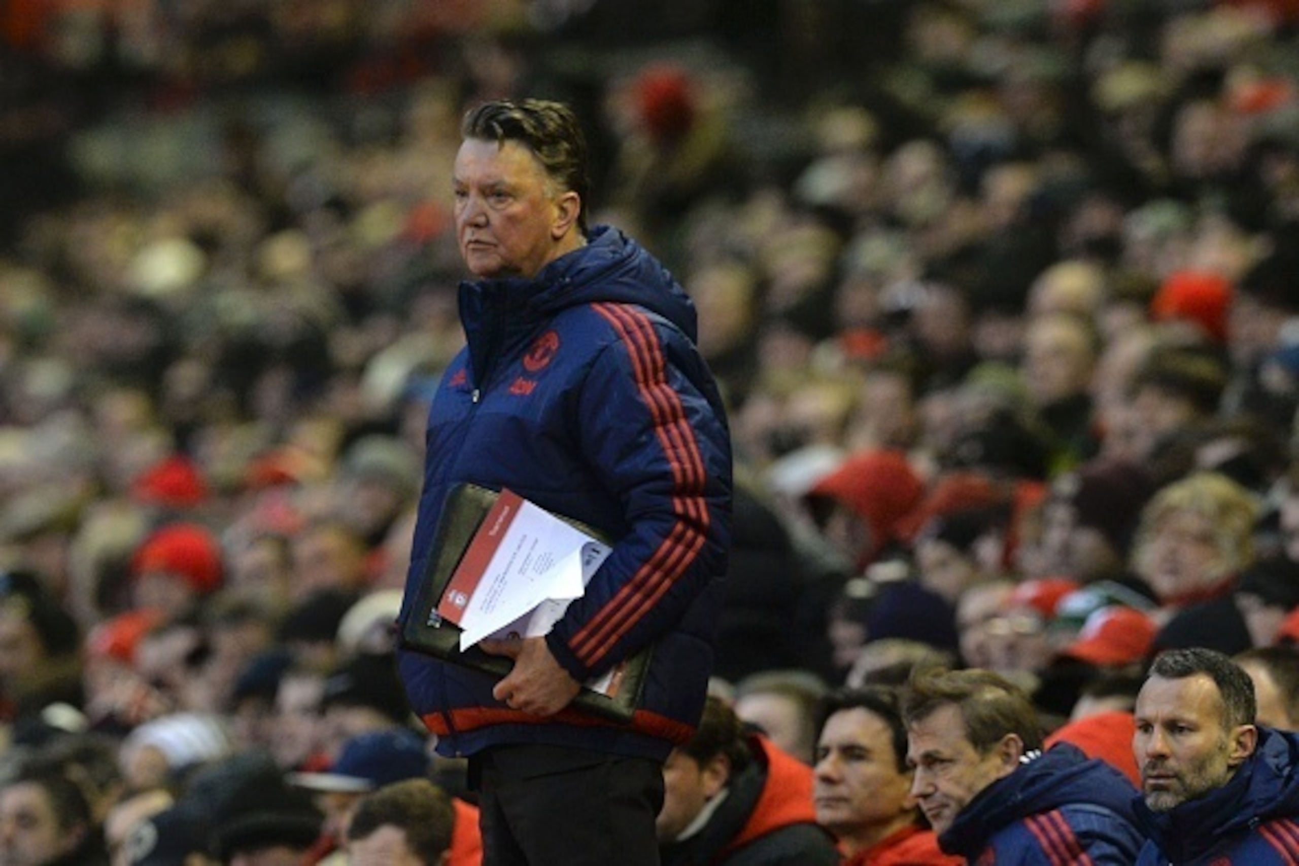 Manchester United's Dutch manager Louis van Gaal (L) stands in the dug-out during the English Premier League football match between Liverpool and Manchester United at Anfield in Liverpool, northwest England, on January 17, 2016.  AFP PHOTO / PAUL ELLIS

R