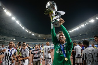 SHANGHAI, CHINA - AUGUST 08:  Norberto Neto of Juventus celebrates with the trophy after winning the Italian Super Cup final football match between Juventus and Lazio at Shanghai Stadium on August 8, 2015 in Shanghai, China.  (Photo by Lintao Zhang/Getty 