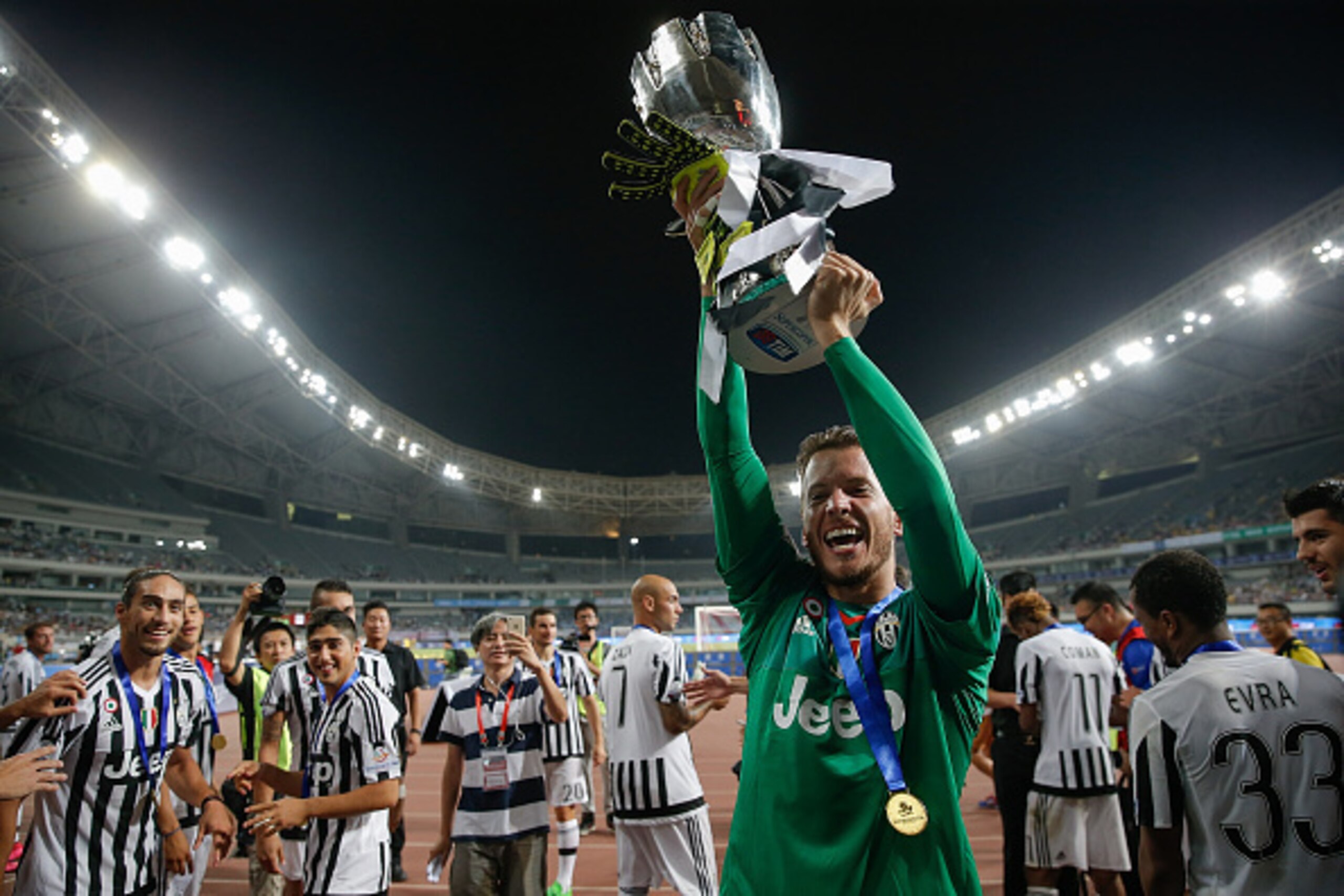 SHANGHAI, CHINA - AUGUST 08:  Norberto Neto of Juventus celebrates with the trophy after winning the Italian Super Cup final football match between Juventus and Lazio at Shanghai Stadium on August 8, 2015 in Shanghai, China.  (Photo by Lintao Zhang/Getty 