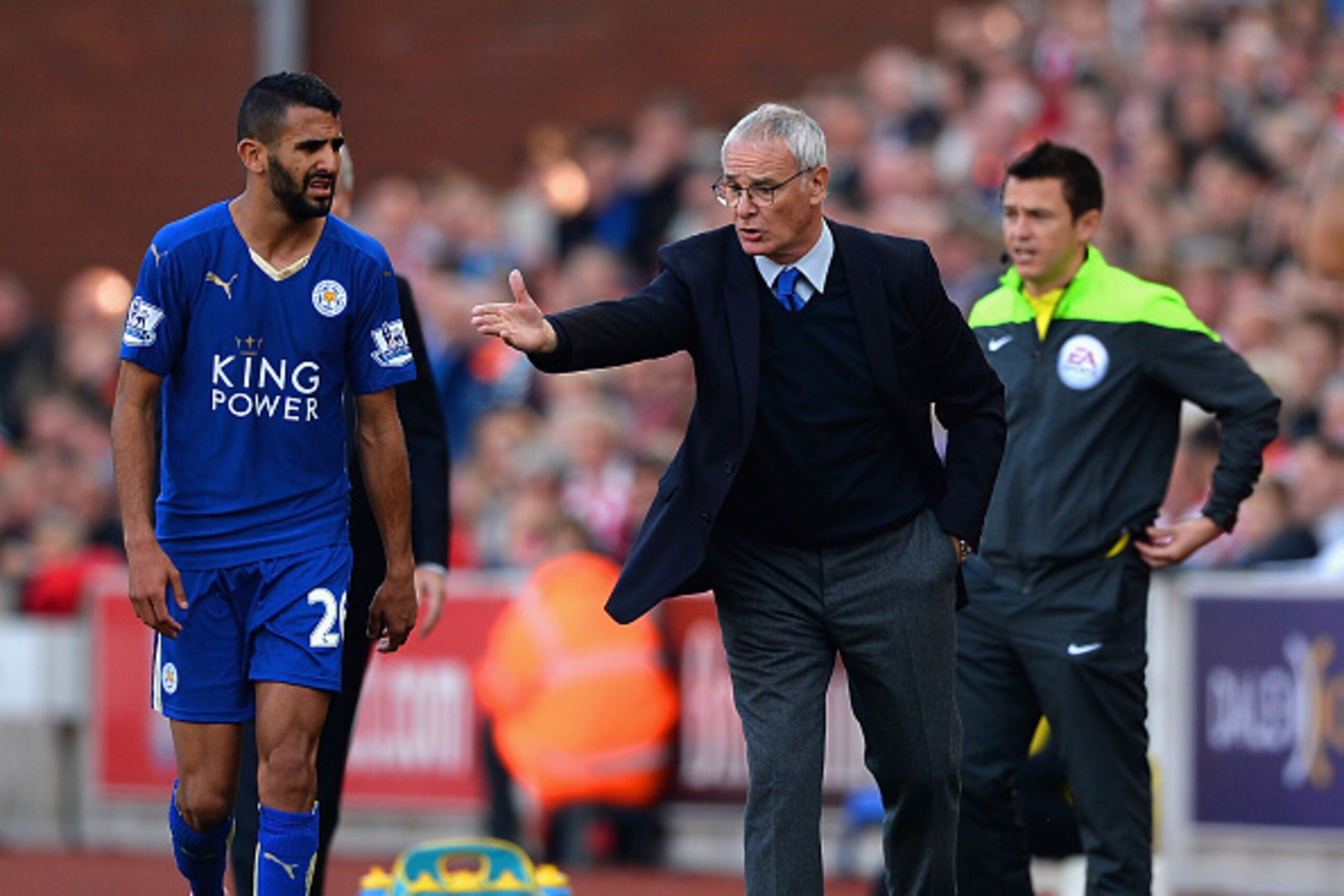 STOKE ON TRENT, ENGLAND - SEPTEMBER 19: Claudio Ranieri Manager of Leicester City instructs his player Riyad Mahrez during the Barclays Premier League match between Stoke City and Leicester City at Britannia Stadium on September 19, 2015 in Stoke on Trent