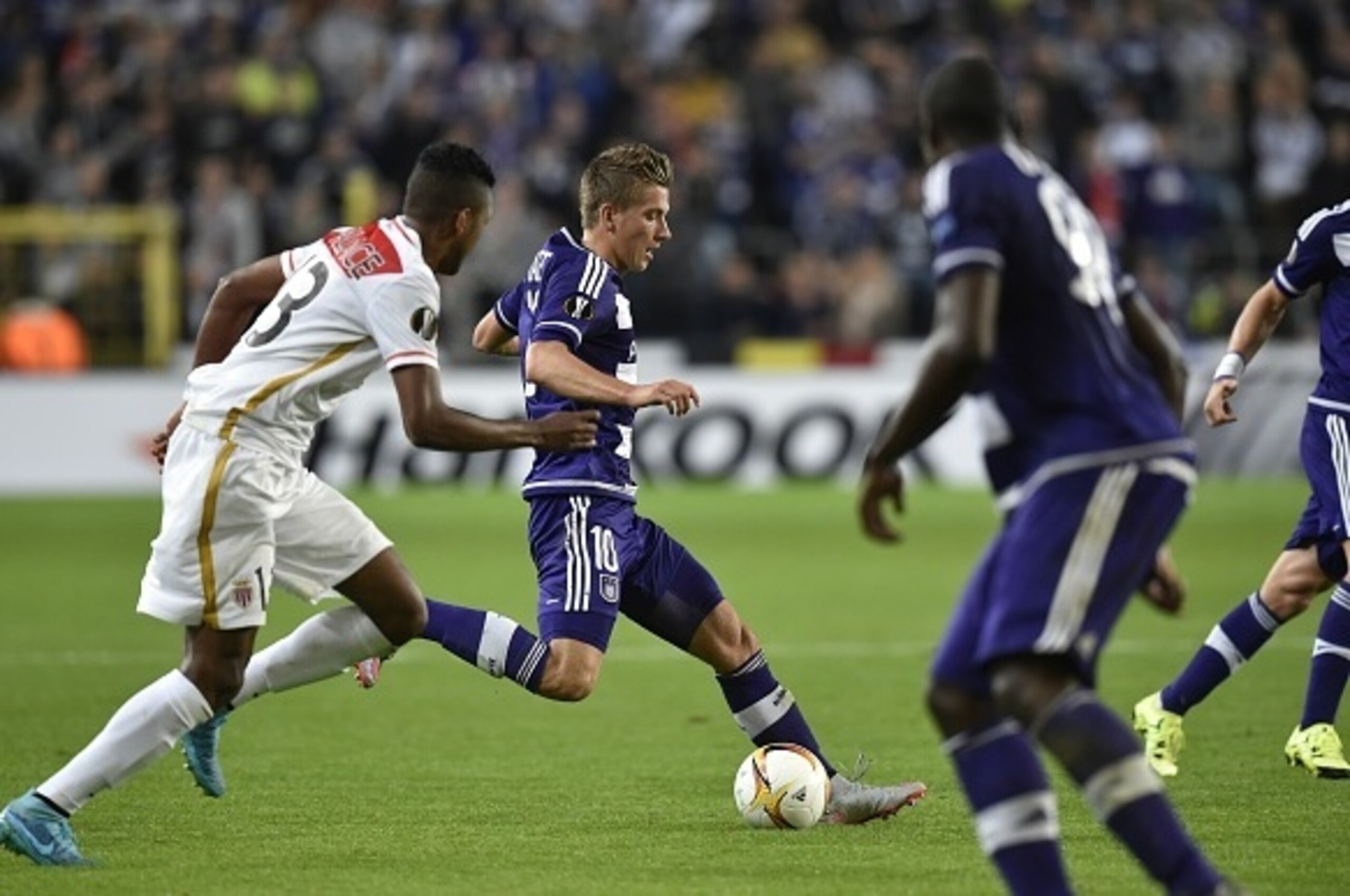 Anderlecht's midfielder Dennis Praet (C) controlls the ball during the UEFA Europa League football match against AS Monaco at the Constant Vanden Stock Stadium on September 17, 2015 in Brussels. AFP PHOTO/JOHN THYS        (Photo credit should read JOHN TH