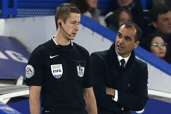 Everton's Spanish manager Roberto Martinez gestures to the linesman during the English Premier League football match between Chelsea and Everton at Stamford Bridge in London on February 11, 2015. AFP PHOTO / IAN KINGTON

RESTRICTED TO EDITORIAL USE. NO US