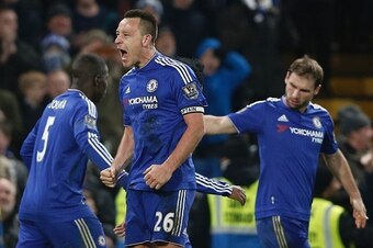 Chelsea's English defender John Terry (C) celebrates scoring a late equalising goal to make the score 3-3 during the English Premier League football match between Chelsea and Everton at Stamford Bridge in London on January 16, 2016. AFP PHOTO / ADRIAN DEN