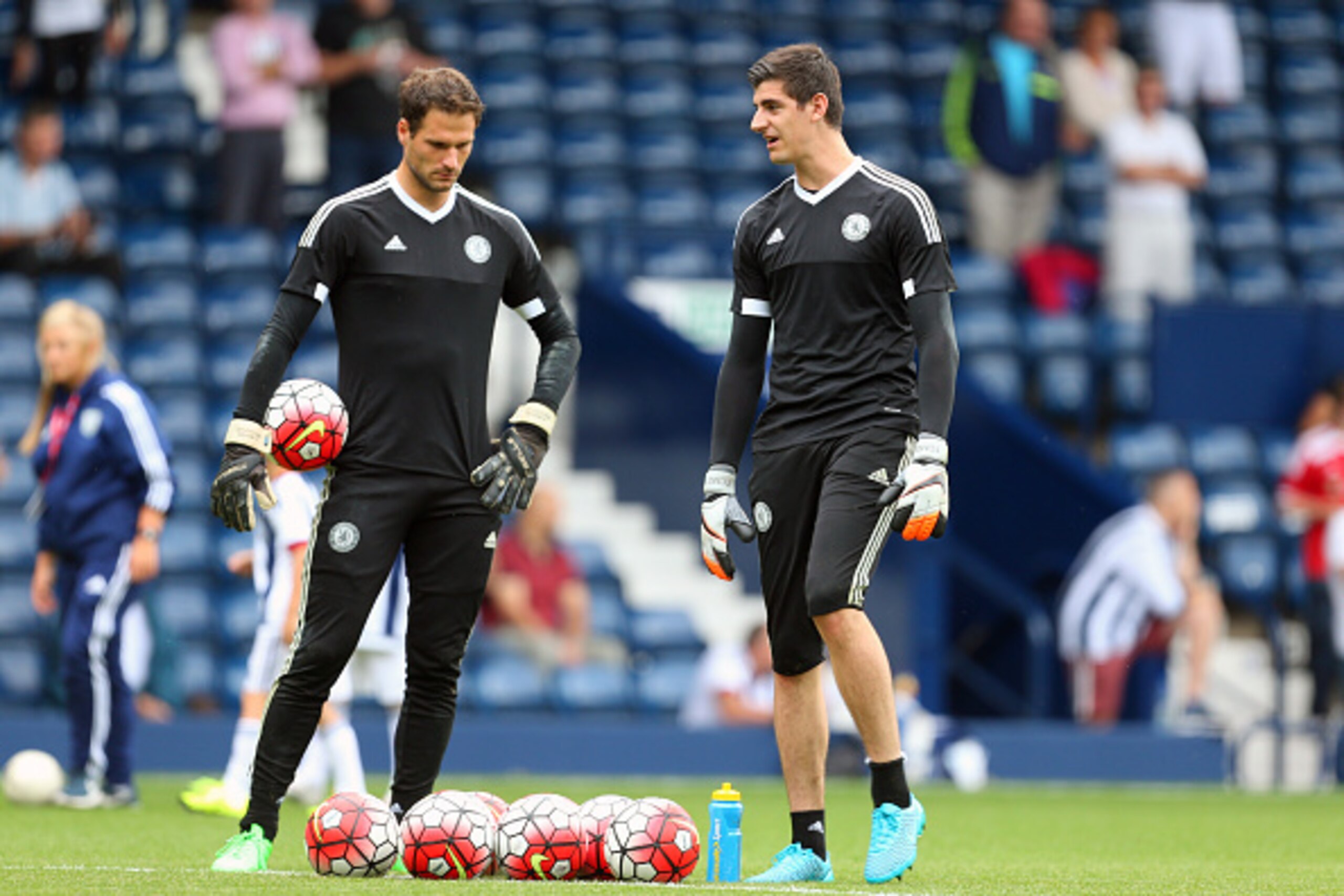 WEST BROMWICH, ENGLAND - AUGUST 23:  Asmir Begovic of Chelsea and Thibaut Courtois of Chelsea before the Barclays Premier League match between West Bromwich Albion and Chelsea on August 23, 2015 in West Bromwich, United Kingdom.  (Photo by Catherine Ivill