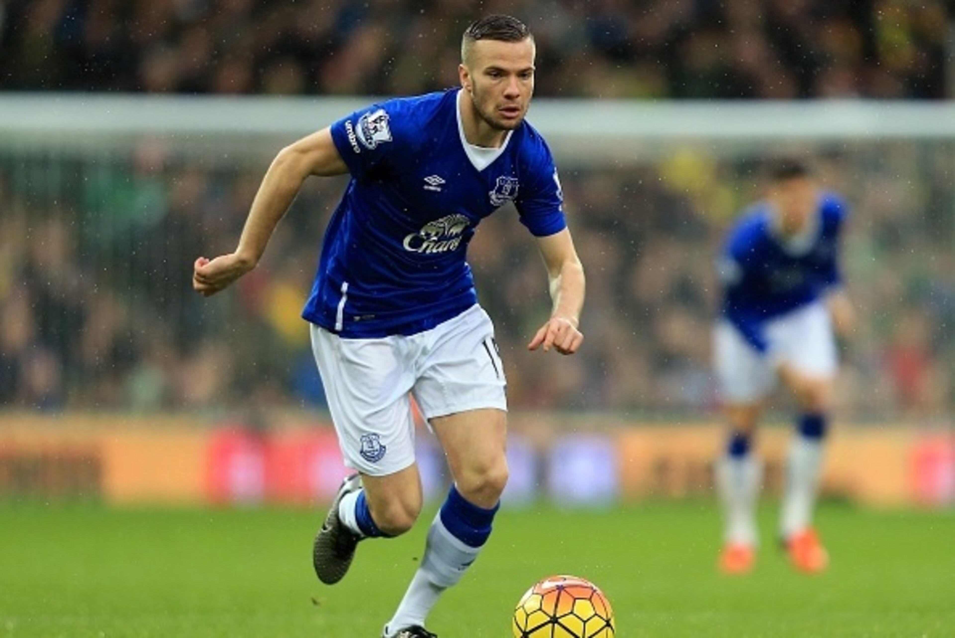 NORWICH, ENGLAND - DECEMBER 12:  Tom Cleverley of Everton during the Premier League match between Norwich City and Everton at Carrow Road stadium on December 12, 2015 in Norwich, England. (Photo by Stephen Pond/Getty Images)