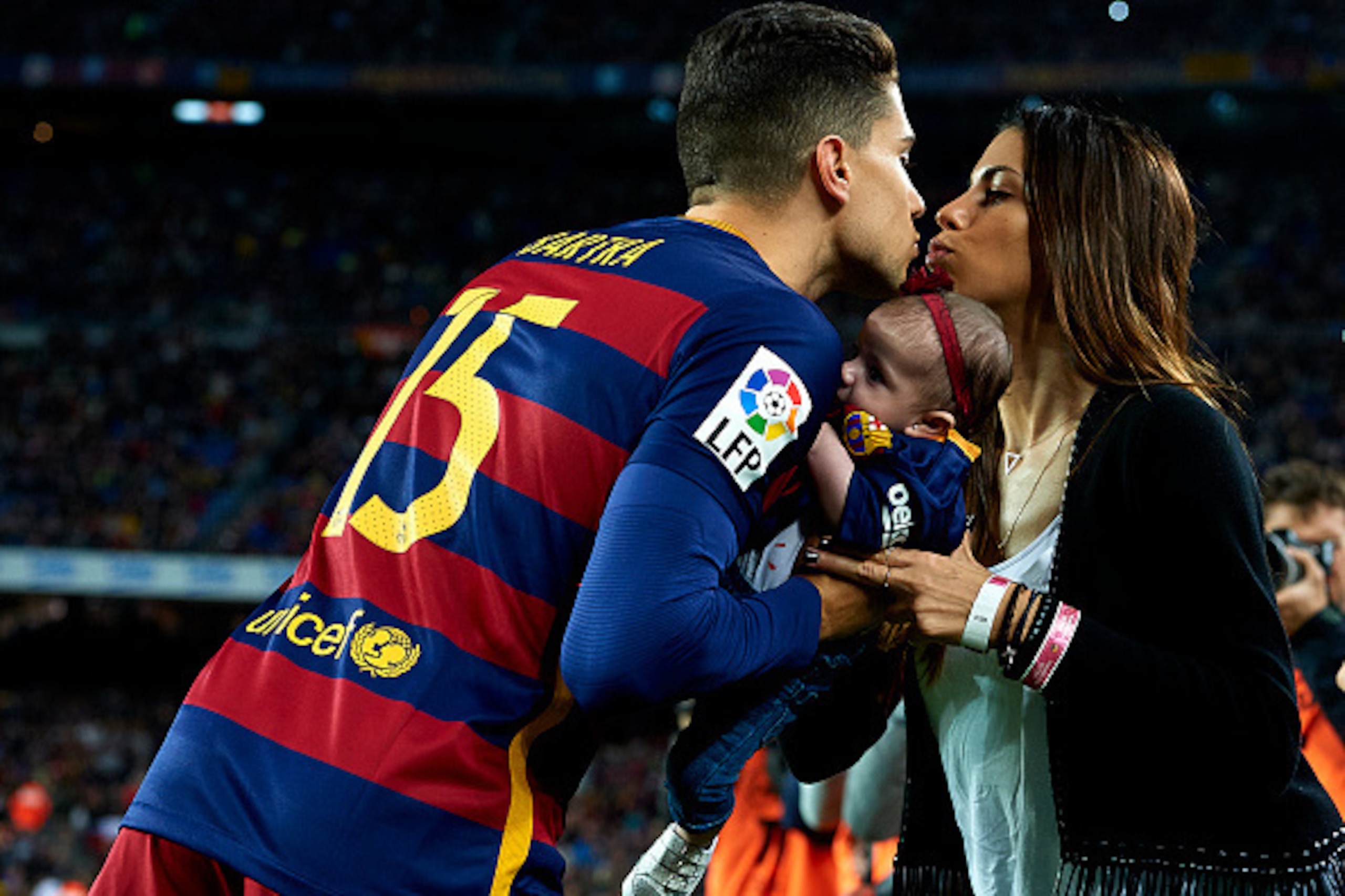 BARCELONA, SPAIN - OCTOBER 25:  Marc Bartra and Melissa Jimenez kiss prior to the La Liga match between FC Barcelona and SD Eibar at Camp Nou Stadium on October 25, 2015 in Barcelona, Spain.  (Photo by Manuel Queimadelos Alonso/Getty Images)