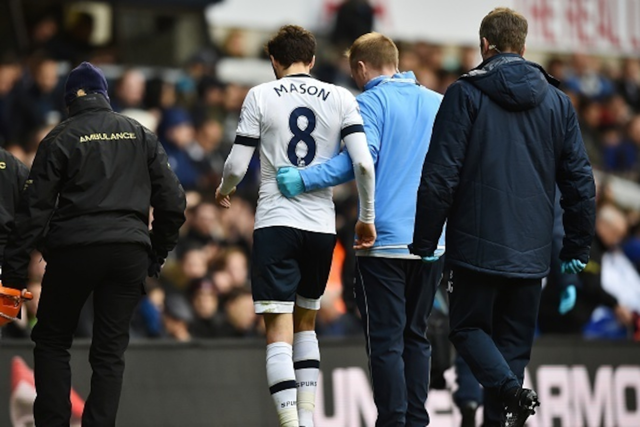 Tottenham Hotspur's English midfielder Ryan Mason leaves the pitch after being injured during the English Premier League football match between Tottenham Hotspur and Chelsea at White Hart Lane in north London on November 29, 2015.     AFP PHOTO / BEN STAN