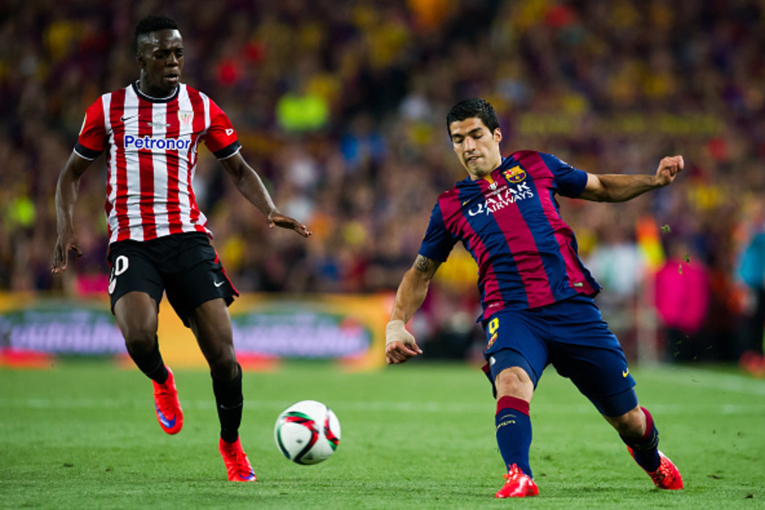 BARCELONA, SPAIN - MAY 30: Luis Suarez (R) of FC Barcelona passes the ball next to Inaki Williams during the Copa del Rey Final between Athletic Club and FC Barcelona at Camp Nou on May 30, 2015 in Barcelona, Spain. (Photo by Alex Caparros/Getty Images)