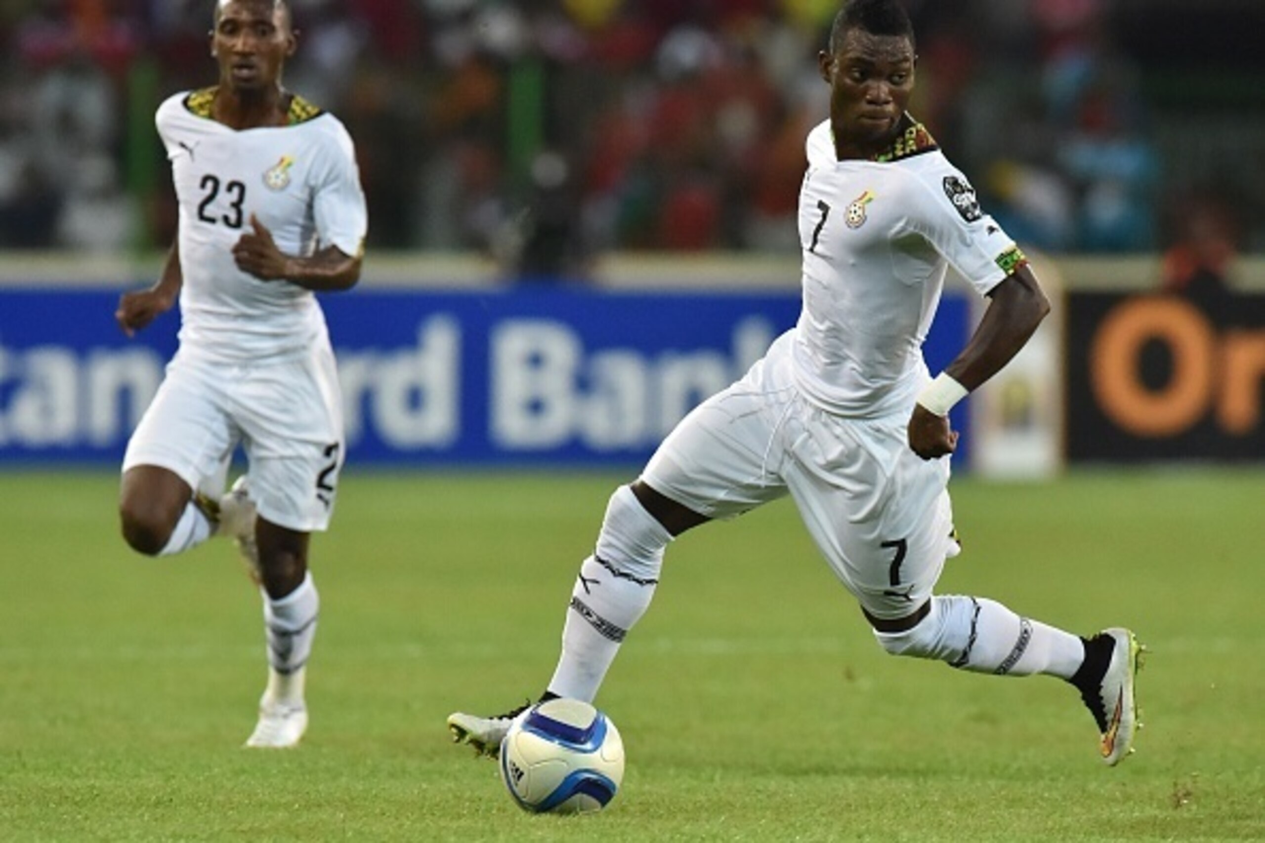 Ghana's midfielder Christian Atsu (R) controls the ball during the 2015 African Cup of Nations semi-final football match between Equatorial Guinea and Ghana in Malabo, on February 5, 2015. AFP PHOTO / ISSOUF SANOGO        (Photo credit should read ISSOUF 