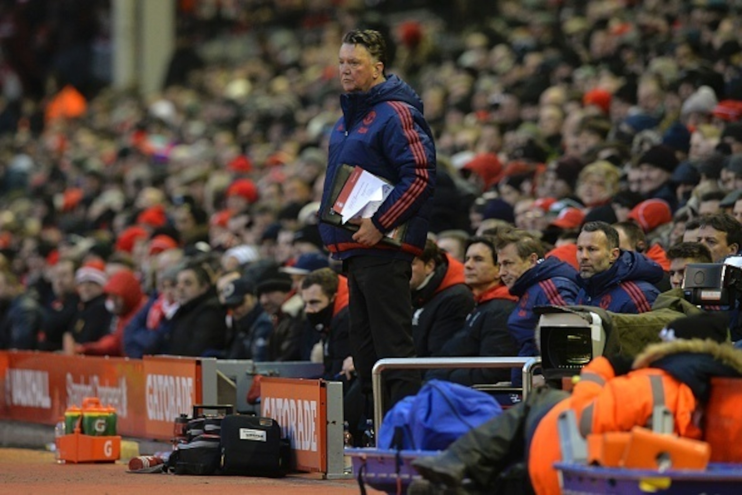 Manchester United's Dutch manager Louis van Gaal (C) stands in the dug-out during the English Premier League football match between Liverpool and Manchester United at Anfield in Liverpool, northwest England, on January 17, 2016.  AFP PHOTO / PAUL ELLIS

R