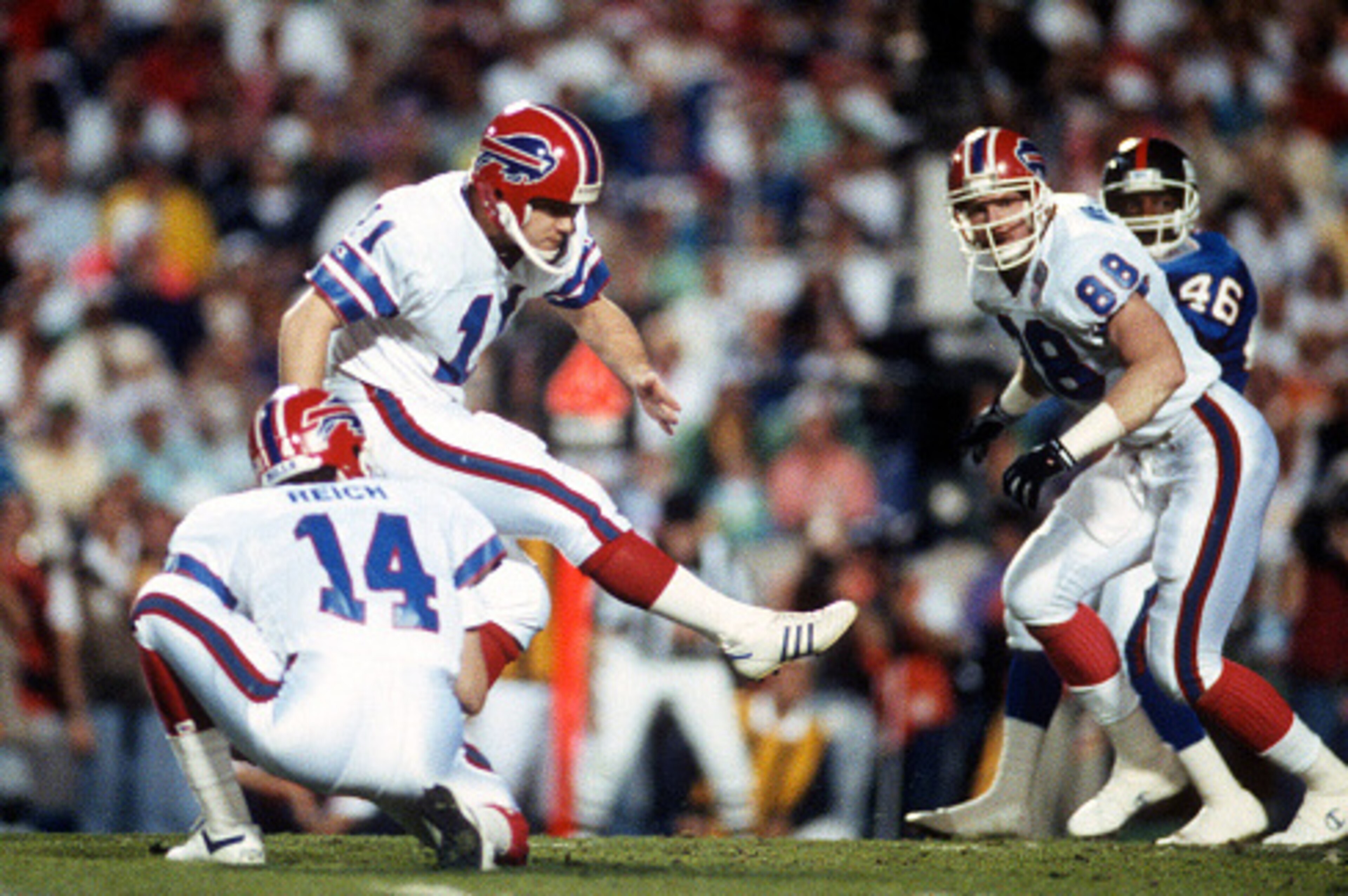 TAMPA, FL - JANUARY 27:  Scott Norwood #11 of the Buffalo Bills attempts against the New York Giants during Super Bowl XXV January 27, 1991 at Tampa Stadium in Tampa, Florida. The Giants won the Super Bowl 20-19. (Photo by Focus on Sport/Getty Images)