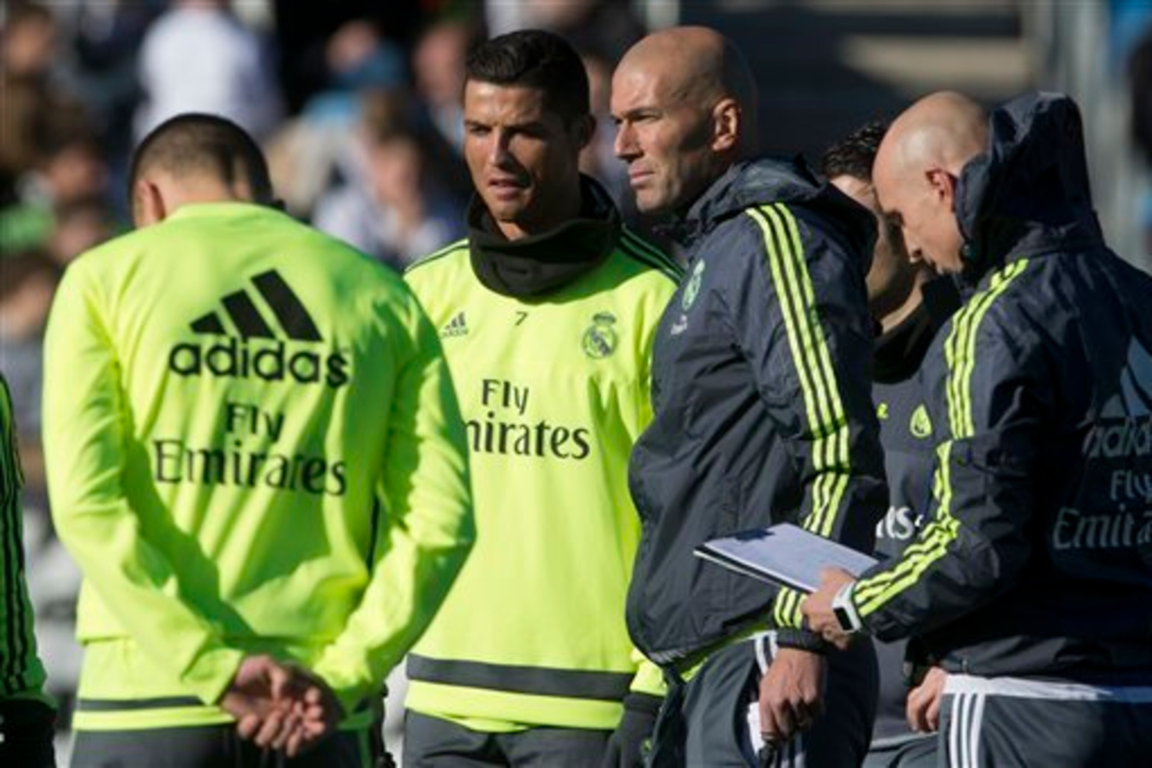 Zidane (middle, right) and Ronaldo (middle, left) at Real Madrid training.