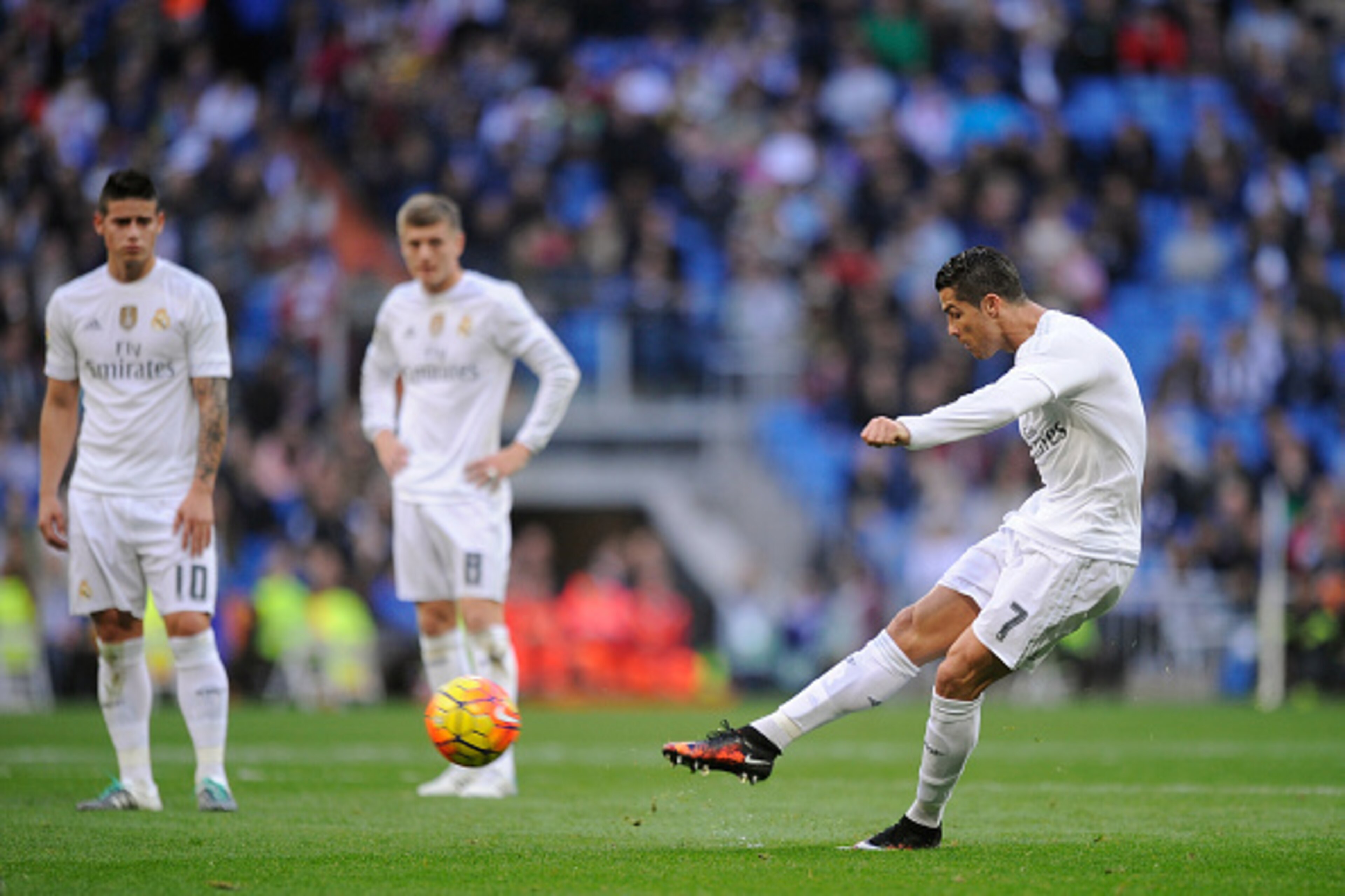 MADRID, SPAIN - DECEMBER 05:  Cristiano Ronaldo of Real Madrid takes a free kick during the La Liga match between Real Madrid CF and Getafe CF at Estadio Santiago Bernabeu on December 5, 2015 in Madrid, Spain.  (Photo by Denis Doyle/Getty Images)