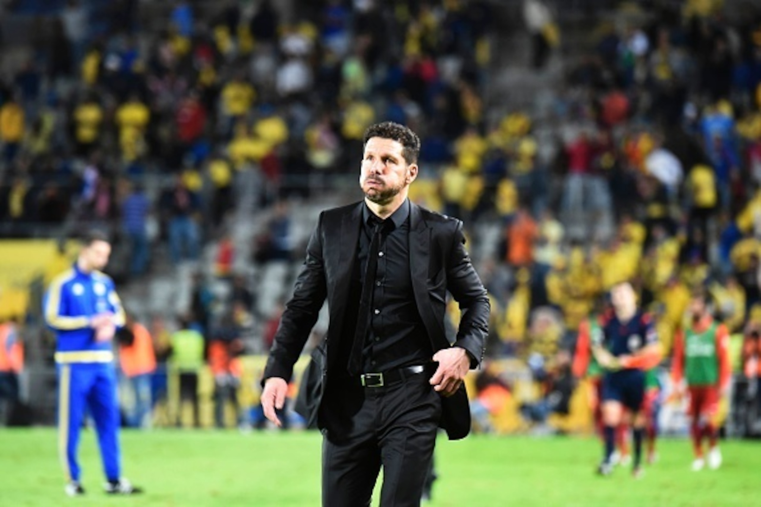 Atletico Madrid's Argentinian coach Diego Simeone leaves the pitch at the end of the Spanish league football match UD Las Palmas vs Club Atletico de Madrid at the Gran Canaria stadium in Las Palmas de Gran Canaria on January 17, 2016.   AFP PHOTO/ DESIREE