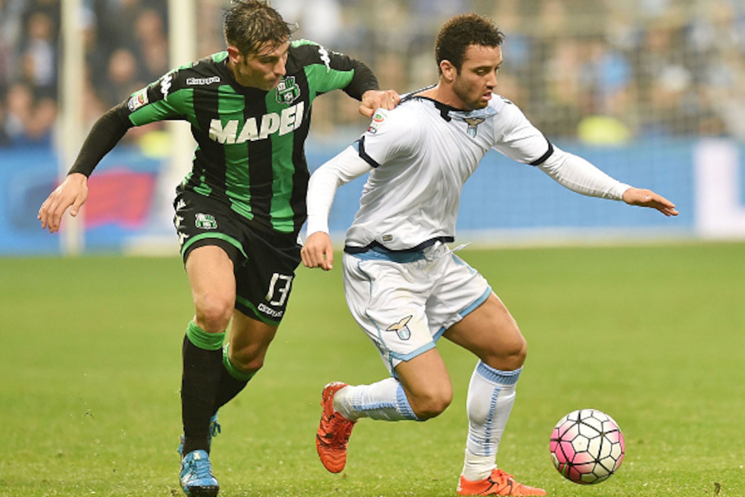 REGGIO NELL'EMILIA, ITALY - OCTOBER 18: Federico Peluso of Sassulo and Felipe Anderson of Lazio in action during the Serie A match between US Sassuolo Calcio and SS Lazio at Mapei Stadium - Citta del Tricolore on October 18, 2015 in Reggio nell'Emilia, It