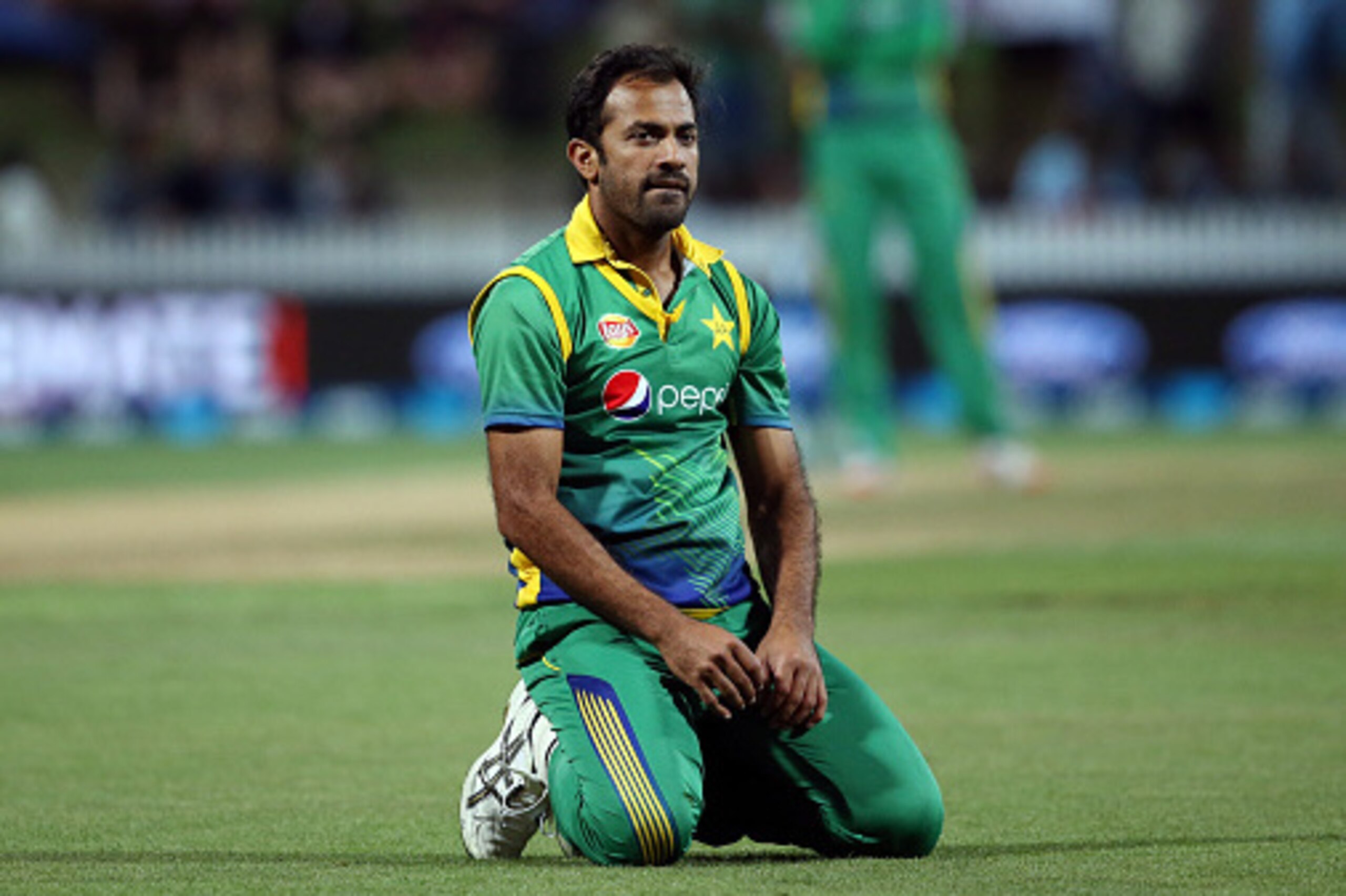 Wahab Riaz of Pakistan watches the ball to the boundary during the second Twenty20 cricket match between New Zealand and Pakistan at Seddon Park in Hamilton on January 17, 2016.   AFP PHOTO / MICHAEL BRADLEY / AFP / MICHAEL BRADLEY        (Photo credit sh