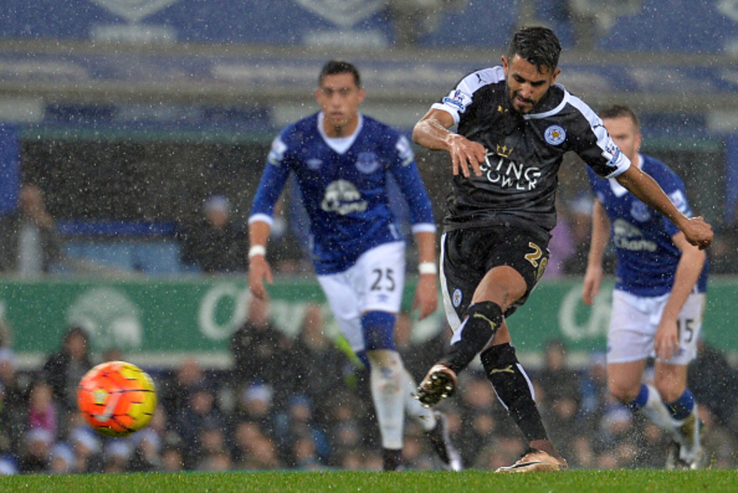 Leicester City's Algerian midfielder Riyad Mahrez scores their second goal from the penalty spot during the English Premier League football match between Everton and Leicester City at Goodison Park in Liverpool, north west England on December 19, 2015. AF